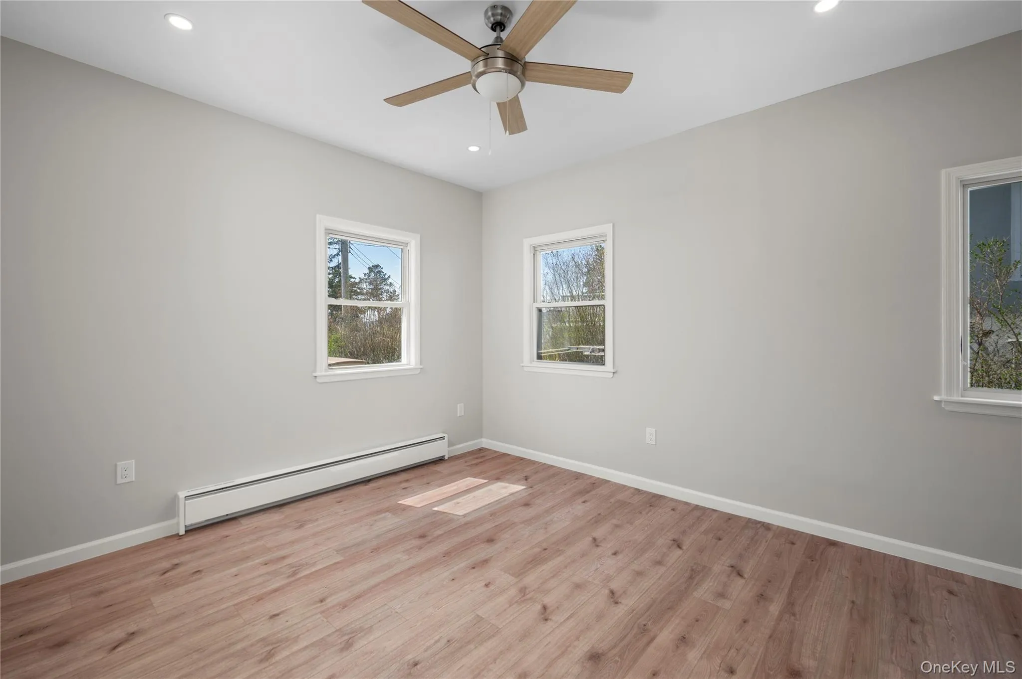 Bedroom with 3 windows for more natural light Bedroom with 3 windows for more natural light