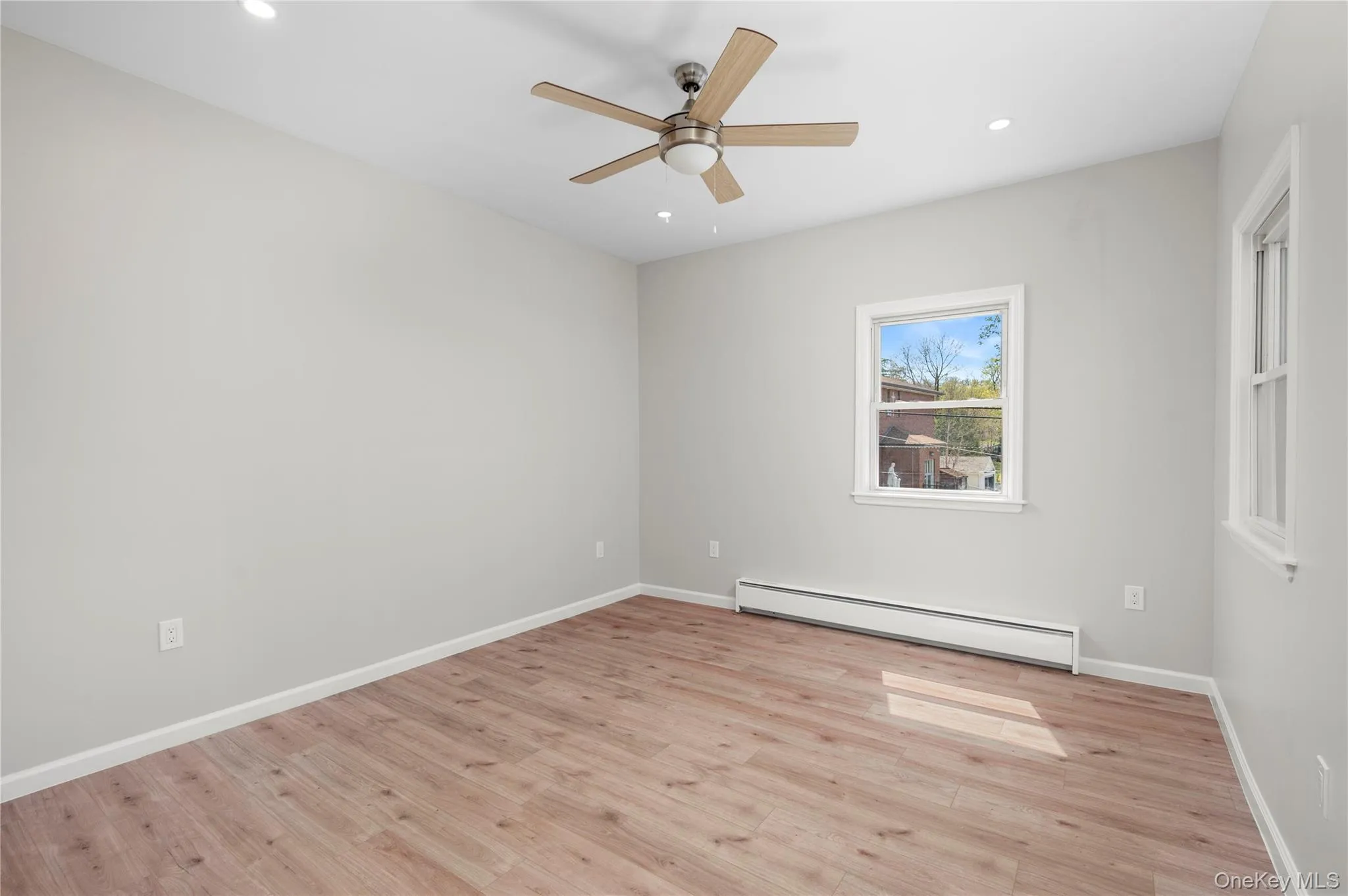 Good size bedroom with southern and western exposure Good size bedroom with southern and western exposure