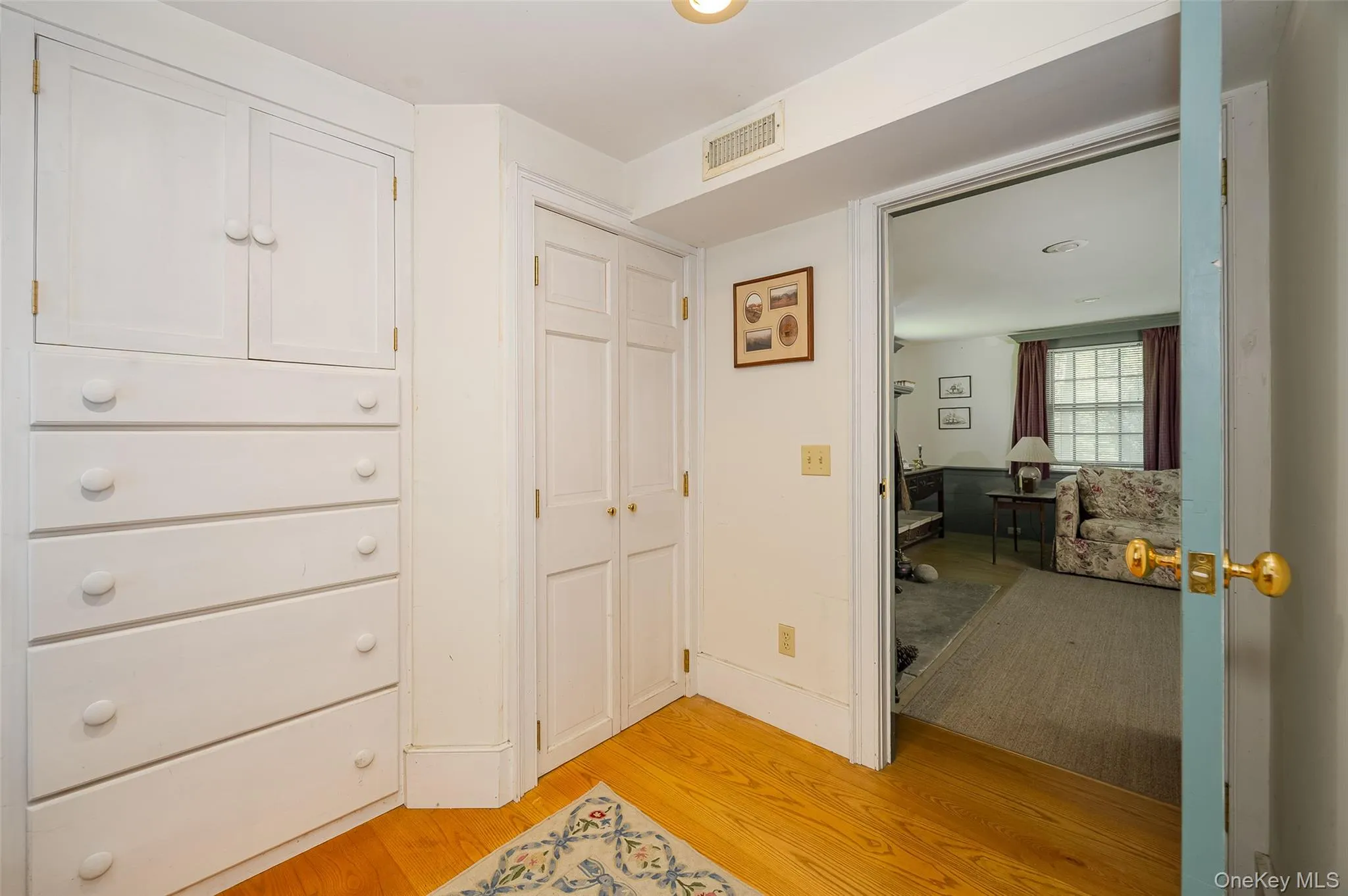 Dressing room with built-ins Dressing room with built-ins
