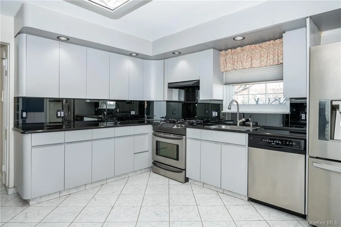89 Ridgewood Avenue, Yonkers, NY, 3 Bedrooms Bedrooms, 6 Rooms Rooms,2 BathroomsBathrooms,Residential Lease,For Rent,Ridgewood,0,985731 89 Ridgewood Avenue, Yonkers, NY, 3 Bedrooms Bedrooms, 6 Rooms Rooms,2 BathroomsBathrooms,Residential Lease,For Rent,Ridgewood,0,985731