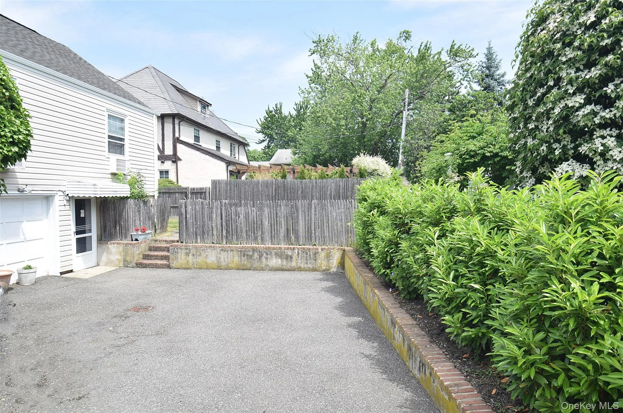 2 Car Driveway & Garage 2 Car Driveway & Garage