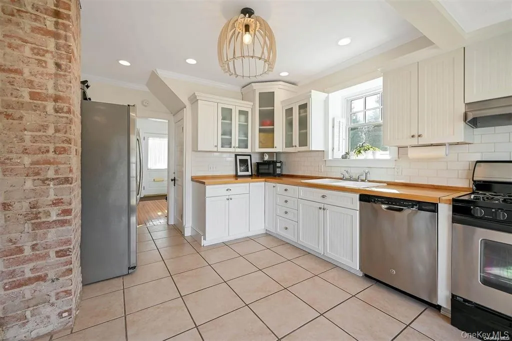 65 Main Street, Huntington, NY, 3 Bedrooms Bedrooms, 7 Rooms Rooms,1 BathroomBathrooms,Residential Lease,For Rent,Main,0,985847 65 Main Street, Huntington, NY, 3 Bedrooms Bedrooms, 7 Rooms Rooms,1 BathroomBathrooms,Residential Lease,For Rent,Main,0,985847