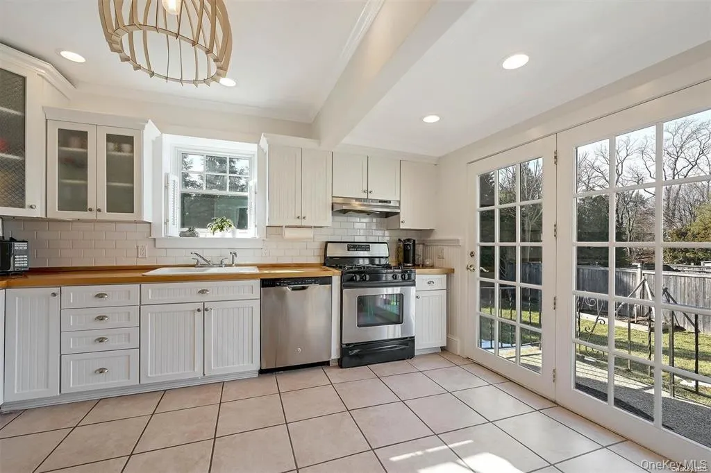 65 Main Street, Huntington, NY, 3 Bedrooms Bedrooms, 7 Rooms Rooms,1 BathroomBathrooms,Residential Lease,For Rent,Main,0,985847 65 Main Street, Huntington, NY, 3 Bedrooms Bedrooms, 7 Rooms Rooms,1 BathroomBathrooms,Residential Lease,For Rent,Main,0,985847