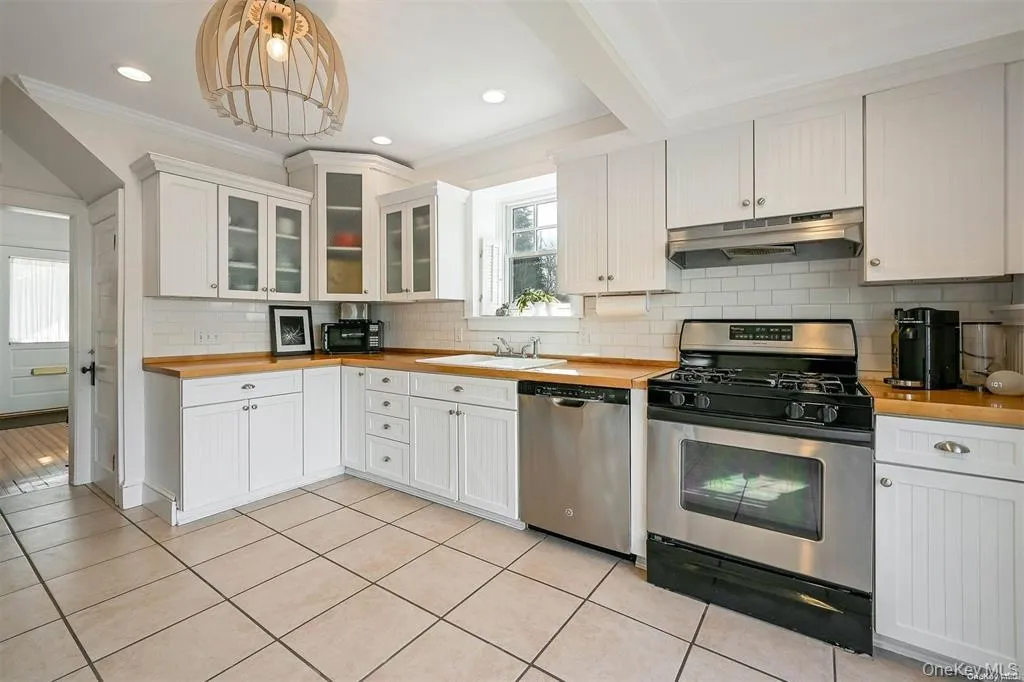 65 Main Street, Huntington, NY, 3 Bedrooms Bedrooms, 7 Rooms Rooms,1 BathroomBathrooms,Residential Lease,For Rent,Main,0,985847 65 Main Street, Huntington, NY, 3 Bedrooms Bedrooms, 7 Rooms Rooms,1 BathroomBathrooms,Residential Lease,For Rent,Main,0,985847