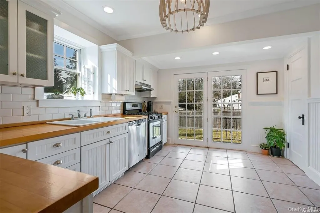 65 Main Street, Huntington, NY, 3 Bedrooms Bedrooms, 7 Rooms Rooms,1 BathroomBathrooms,Residential Lease,For Rent,Main,0,985847 65 Main Street, Huntington, NY, 3 Bedrooms Bedrooms, 7 Rooms Rooms,1 BathroomBathrooms,Residential Lease,For Rent,Main,0,985847