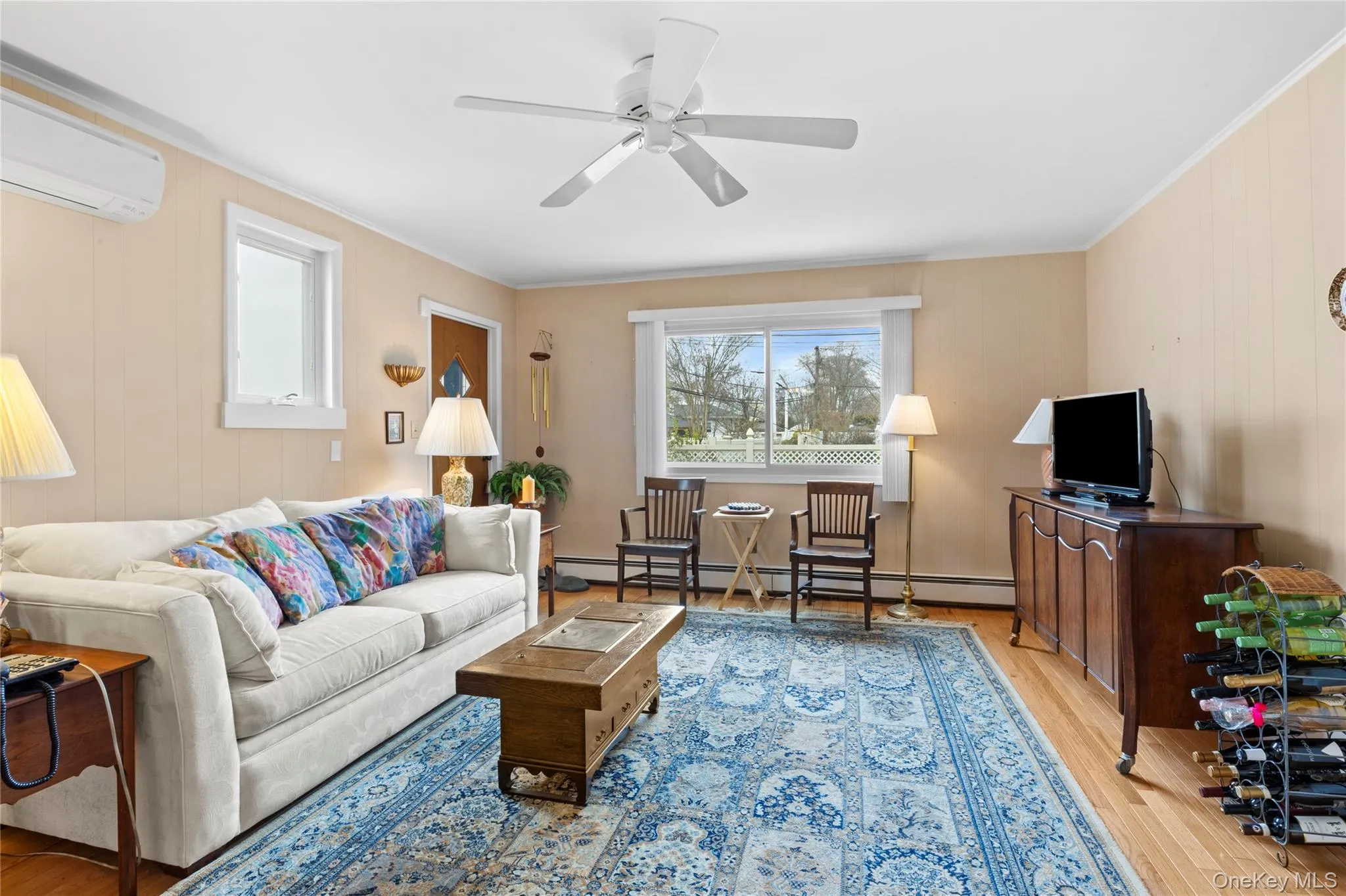 Great room lots of natural light Great room lots of natural light