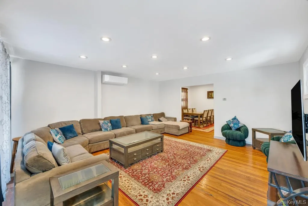 8638 232nd Street, New York, NY, 5 Bedrooms Bedrooms, 8 Rooms Rooms,2 BathroomsBathrooms,Residential,For Rent,232nd,0,985958 8638 232nd Street, New York, NY, 5 Bedrooms Bedrooms, 8 Rooms Rooms,2 BathroomsBathrooms,Residential,For Rent,232nd,0,985958