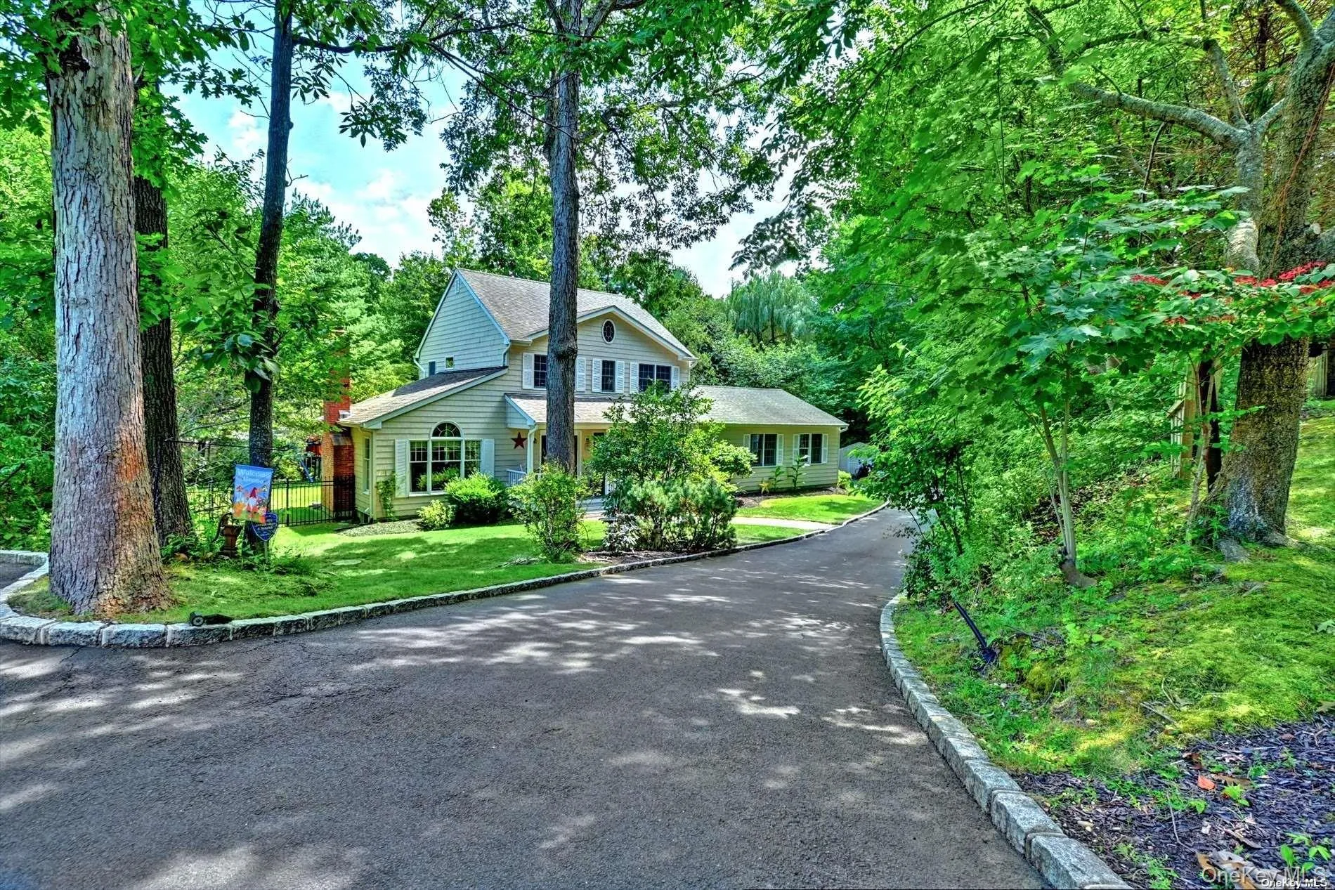Driveway. offers 7 car parking Driveway. offers 7 car parking