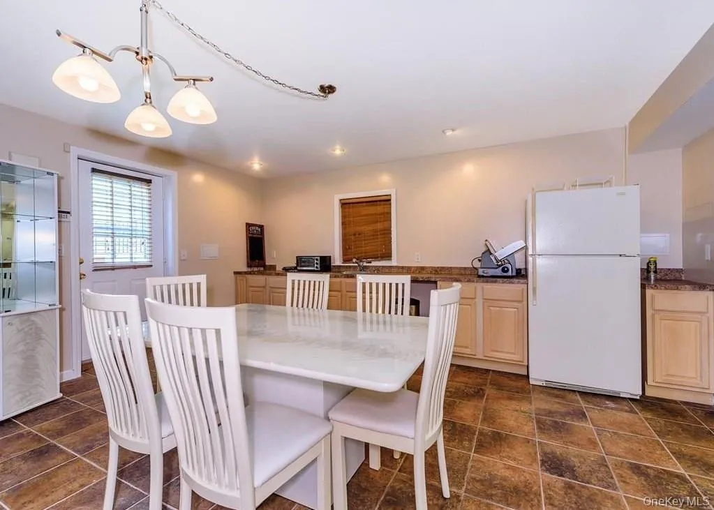 Additional area for use as study, etc. with door leading to the back yard. Additional area for use as study, etc. with door leading to the back yard.