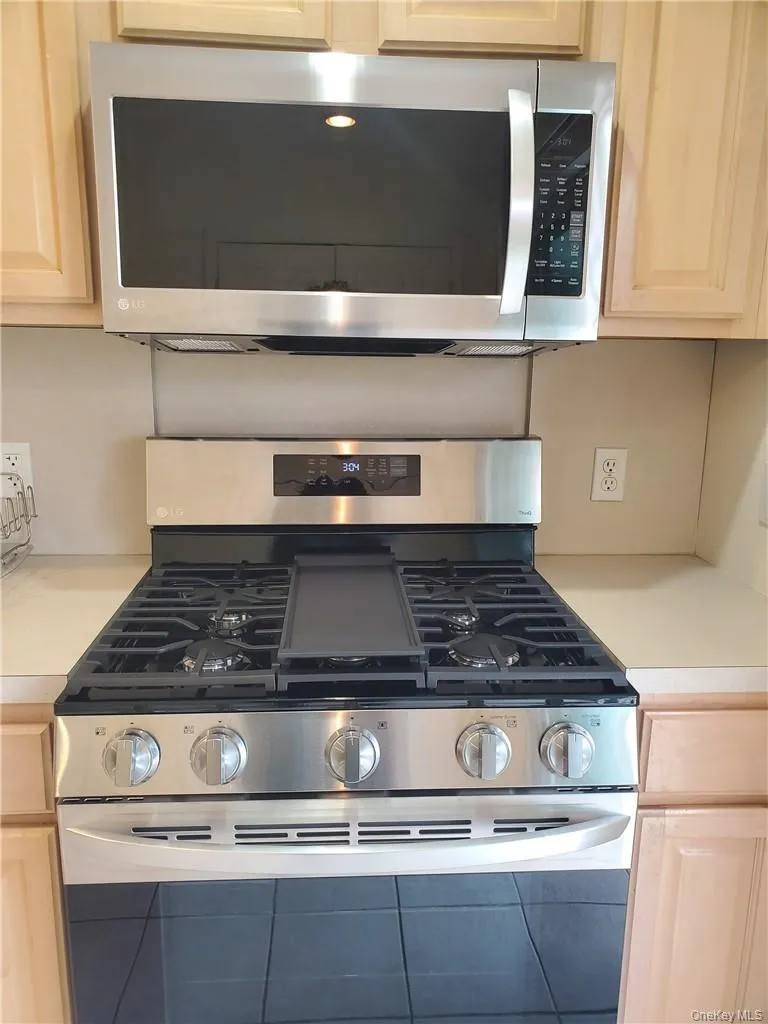 Brand new LG remote control stove and microwave. Brand new LG remote control stove and microwave.