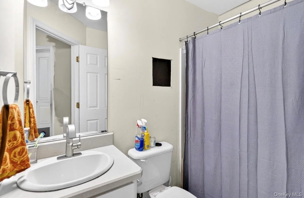 2nd Full Bathroom 2nd Floor 2nd Full Bathroom 2nd Floor