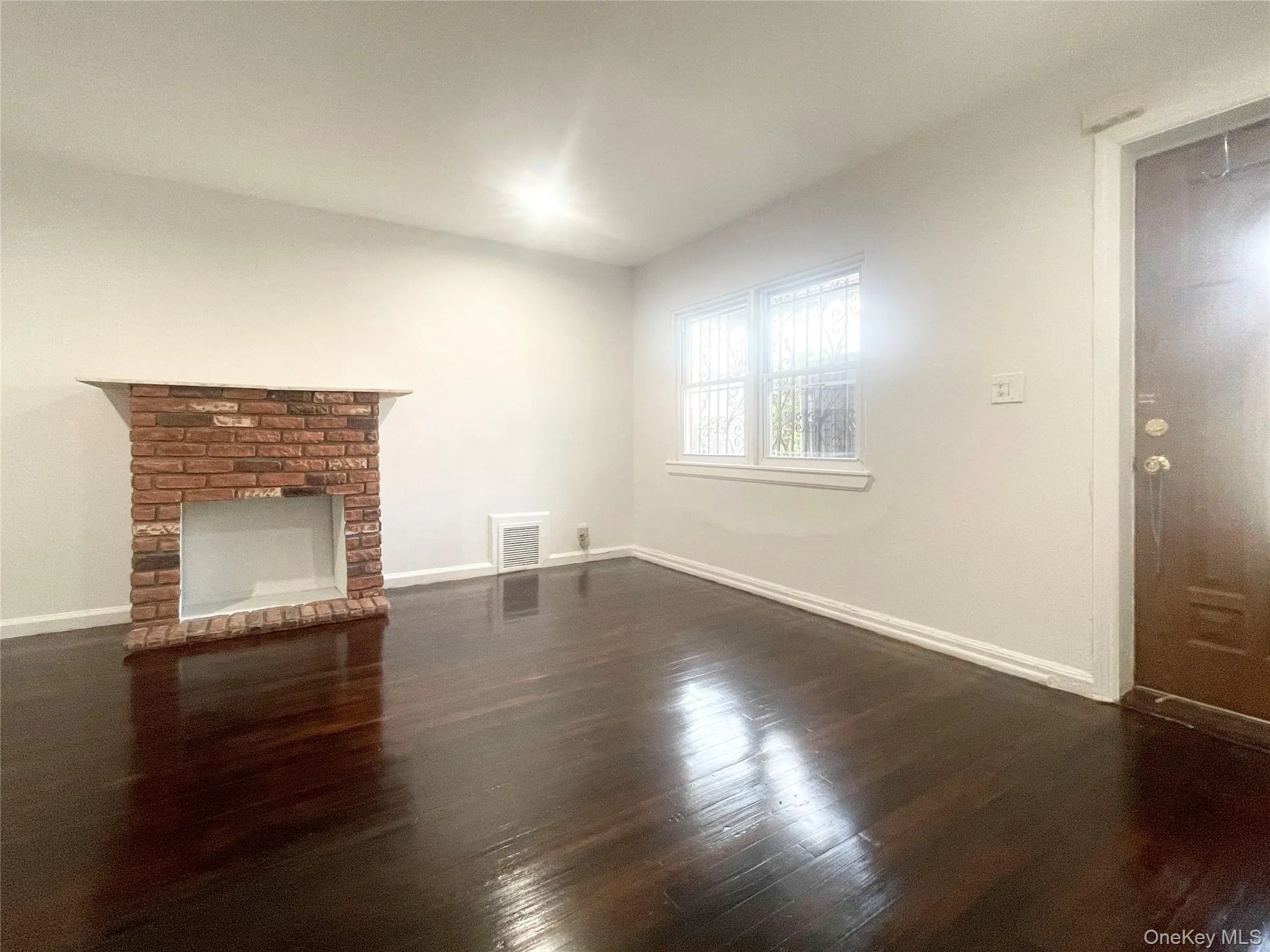 Expansive Living Room with fireplace Expansive Living Room with fireplace