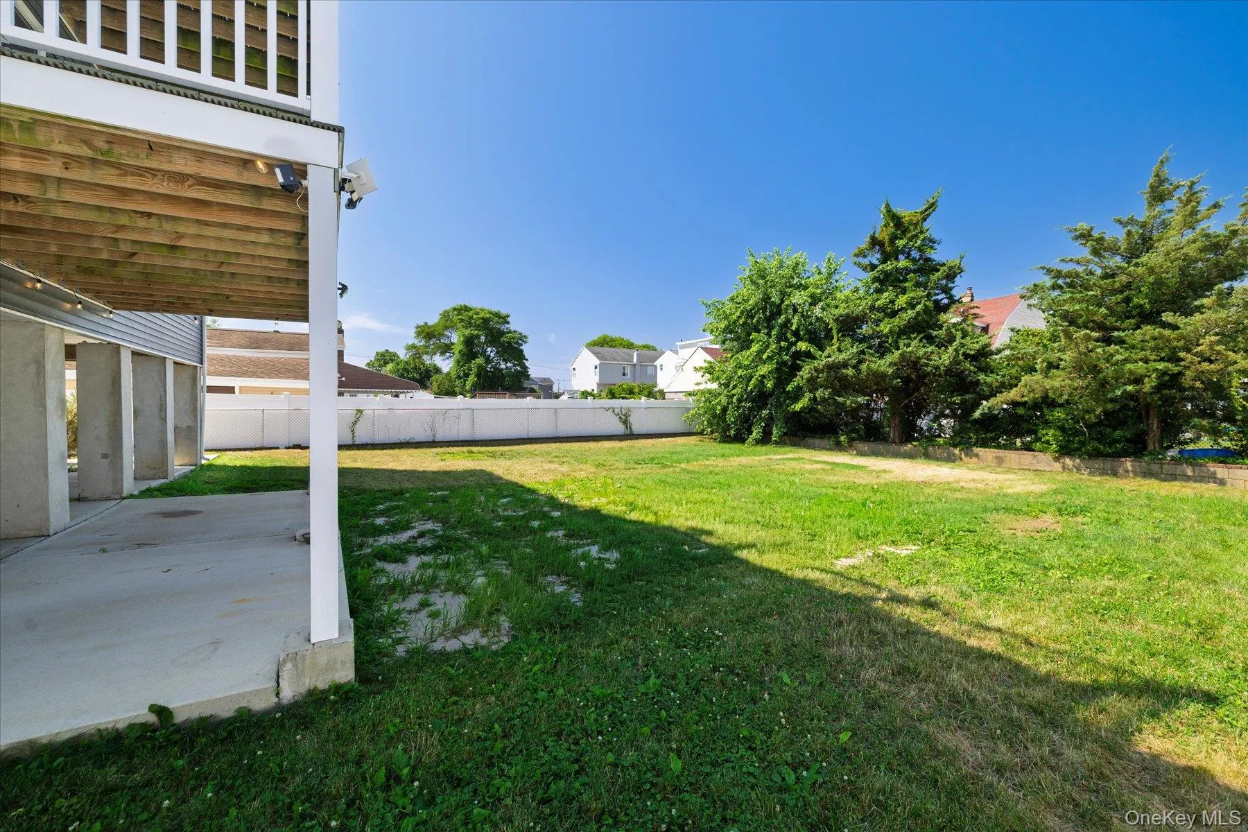 Expansive grassy yard area Expansive grassy yard area