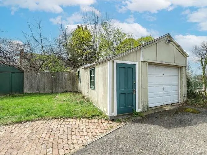 75 Grove Street, North Hempstead, NY, 4 Bedrooms Bedrooms, 7 Rooms Rooms,2 BathroomsBathrooms,Residential,For Rent,Grove,0,986170 75 Grove Street, North Hempstead, NY, 4 Bedrooms Bedrooms, 7 Rooms Rooms,2 BathroomsBathrooms,Residential,For Rent,Grove,0,986170
