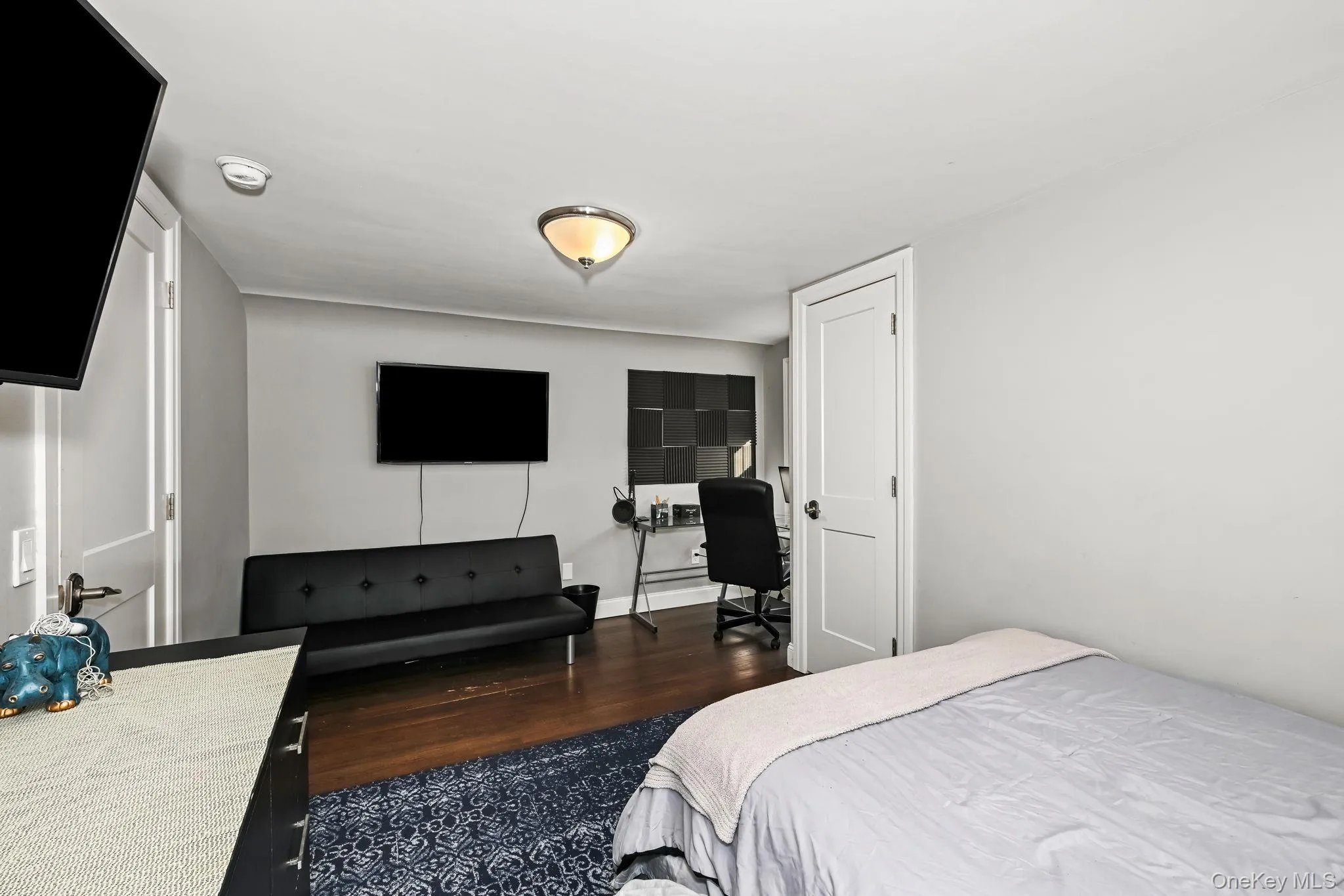 The well-designed bedroom layout offers a natural sense of separation, comfortably fitting both a restful sleeping area and a dedicated space for a desk—ideal for work, study, or quiet moments. The well-designed bedroom layout offers a natural sense of separation, comfortably fitting both a restful sleeping area and a dedicated space for a desk—ideal for work, study, or quiet moments.