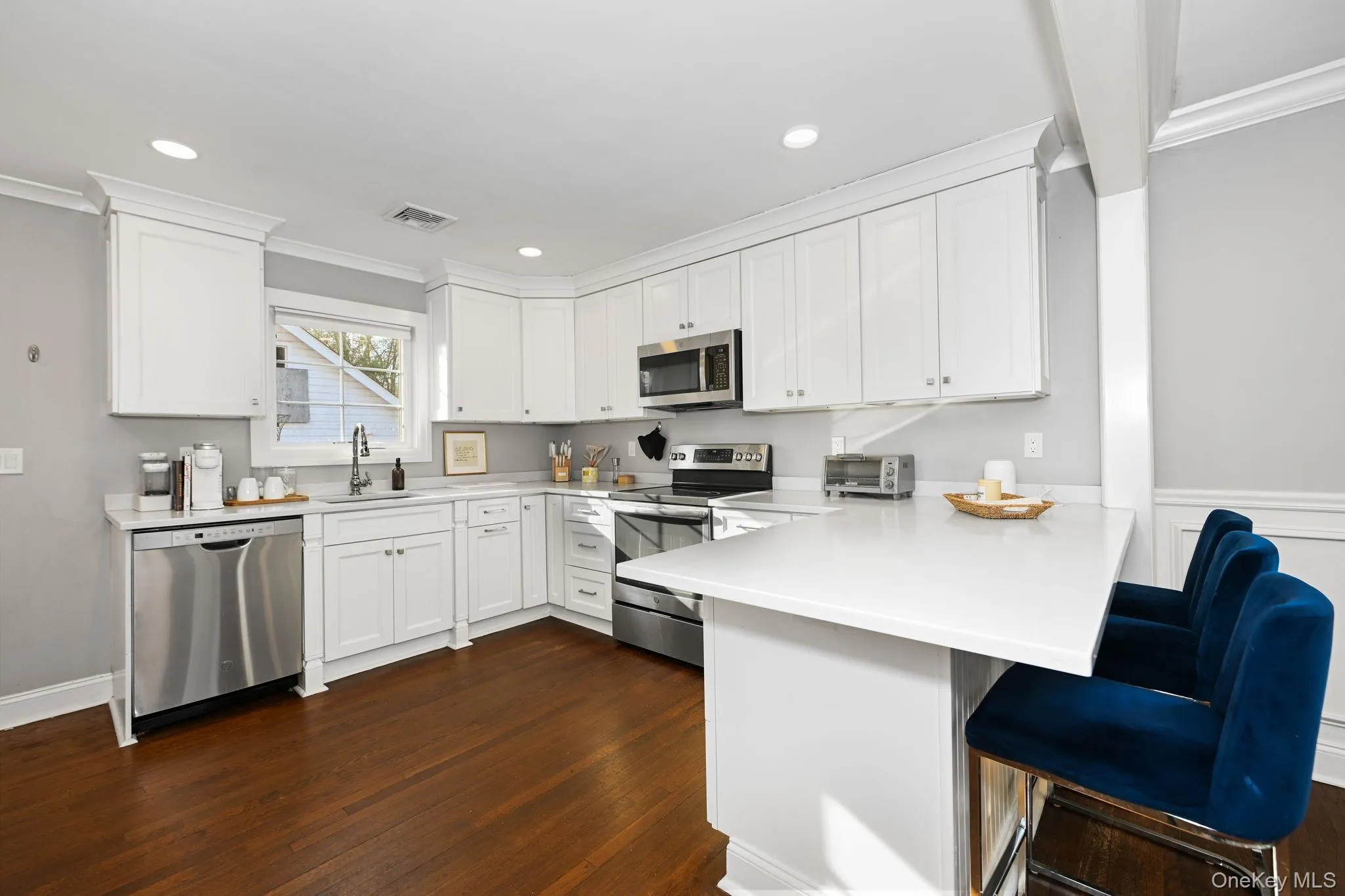 A kitchen peninsula creates an open, functional layout, perfect for casual seating, defining space, and enhancing flow. The oversized design serves as an ideal eat-in area—whether for a quick cup of coffee or a full meal. A kitchen peninsula creates an open, functional layout, perfect for casual seating, defining space, and enhancing flow. The oversized design serves as an ideal eat-in area—whether for a quick cup of coffee or a full meal.