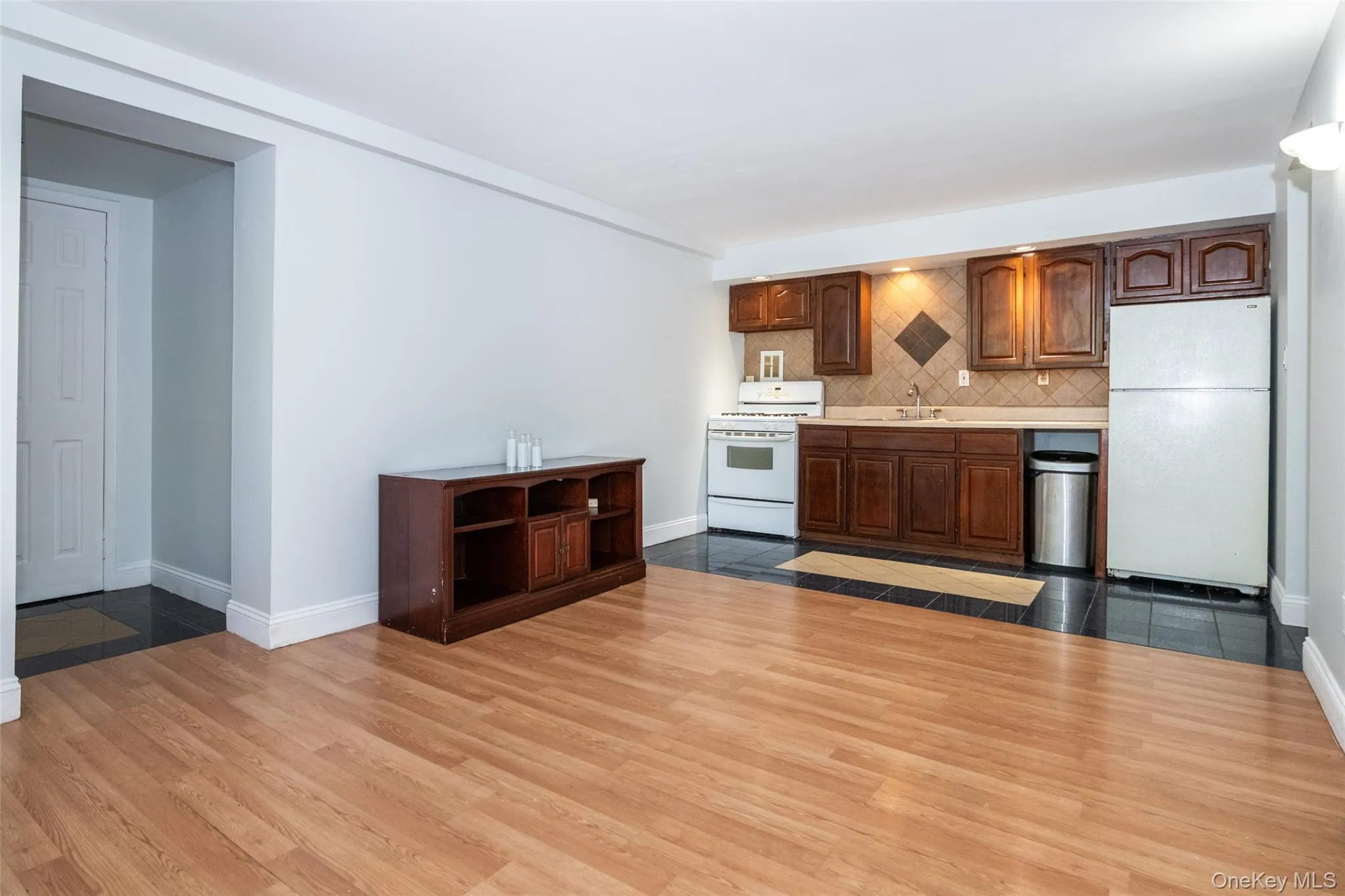 Large Living Room/Kitchen Area Large Living Room/Kitchen Area