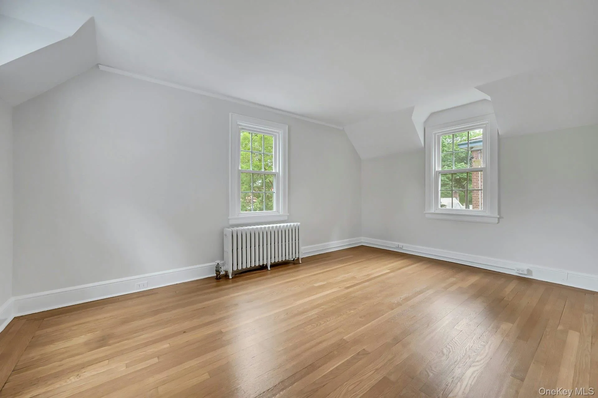 Front bedroom windows on 3 sides, abundant natural light Front bedroom windows on 3 sides, abundant natural light