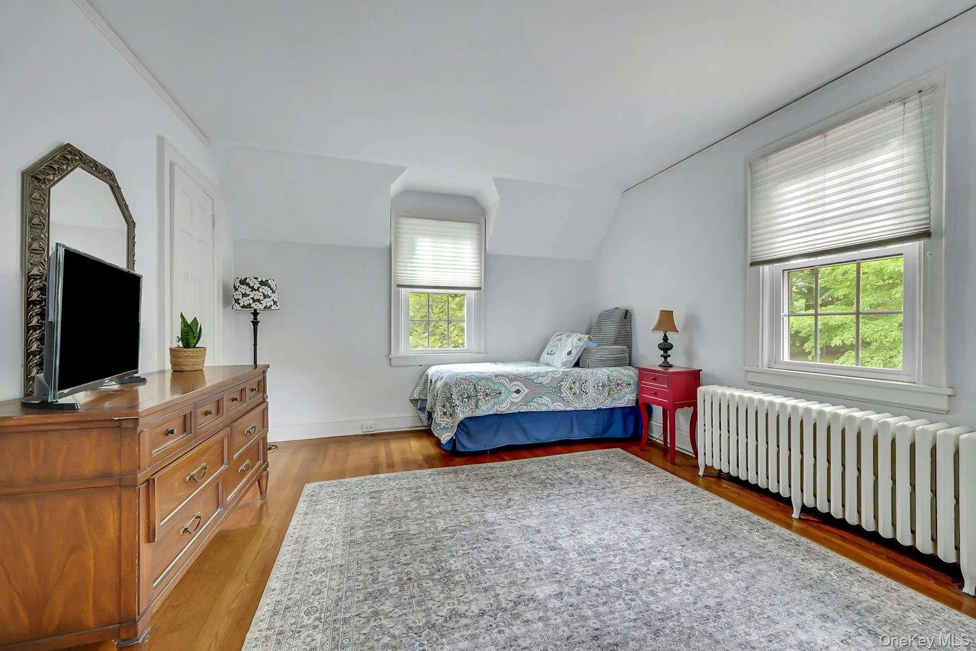 Spacious rear bedroom with rear yard views Spacious rear bedroom with rear yard views