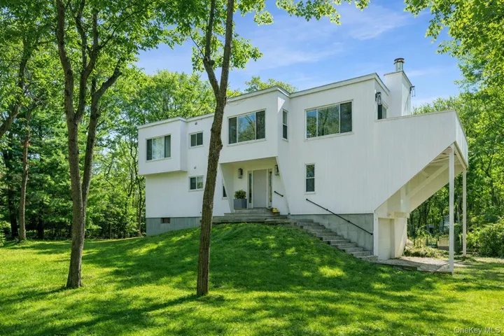 14 Old Trail Road, Southampton, New York 11976