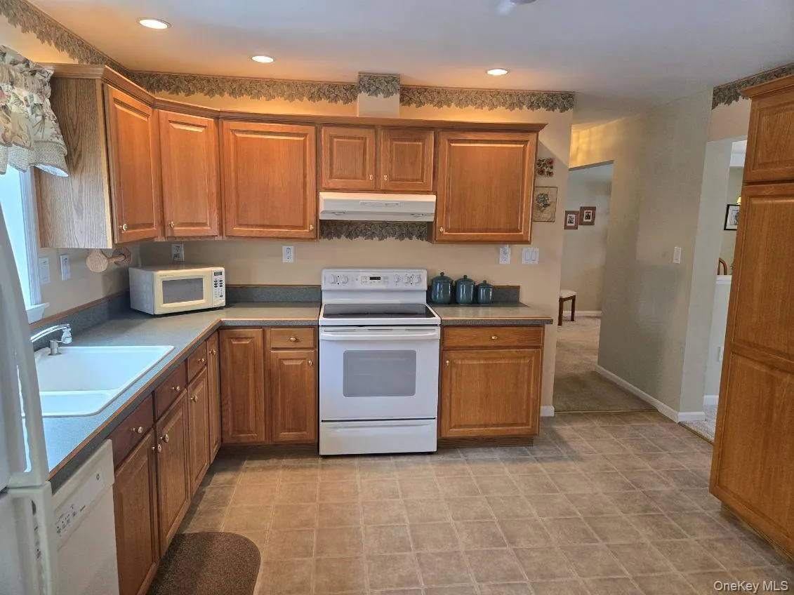 1407 Middle Road, Riverhead, NY, 3 Bedrooms Bedrooms, 6 Rooms Rooms,2 BathroomsBathrooms,Residential Sale,For Rent,Middle,0,986510 1407 Middle Road, Riverhead, NY, 3 Bedrooms Bedrooms, 6 Rooms Rooms,2 BathroomsBathrooms,Residential Sale,For Rent,Middle,0,986510