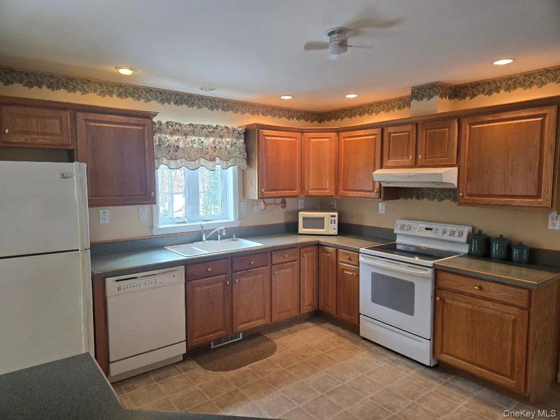 1407 Middle Road, Riverhead, NY, 3 Bedrooms Bedrooms, 6 Rooms Rooms,2 BathroomsBathrooms,Residential Sale,For Rent,Middle,0,986510 1407 Middle Road, Riverhead, NY, 3 Bedrooms Bedrooms, 6 Rooms Rooms,2 BathroomsBathrooms,Residential Sale,For Rent,Middle,0,986510