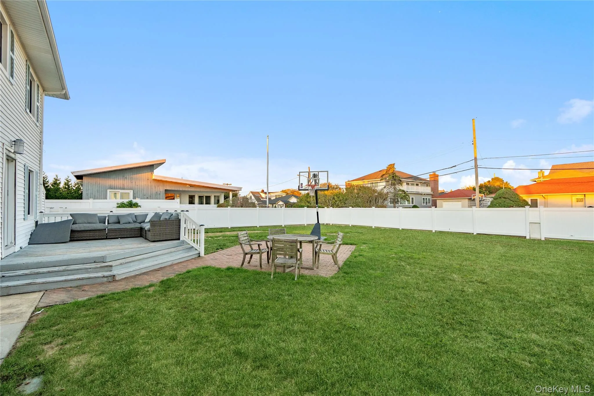 Oversized Yard #2 with Deck Oversized Yard #2 with Deck