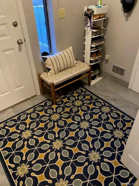 Welcome to 40 Aspen Court. Enter into this quaint entryway with closet and door to your tandem two car garage Welcome to 40 Aspen Court. Enter into this quaint entryway with closet and door to your tandem two car garage