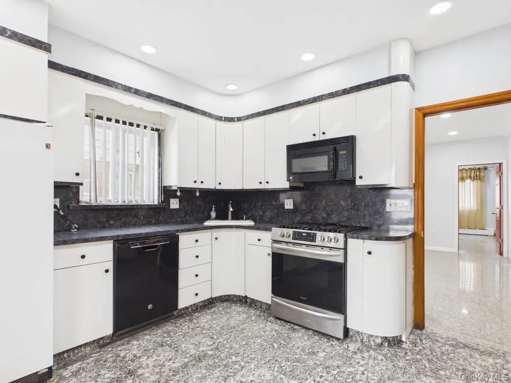 6618 75th Street, New York, NY, 3 Bedrooms Bedrooms, 5 Rooms Rooms,1 BathroomBathrooms,Residential Lease,For Rent,75th,0,986629 6618 75th Street, New York, NY, 3 Bedrooms Bedrooms, 5 Rooms Rooms,1 BathroomBathrooms,Residential Lease,For Rent,75th,0,986629
