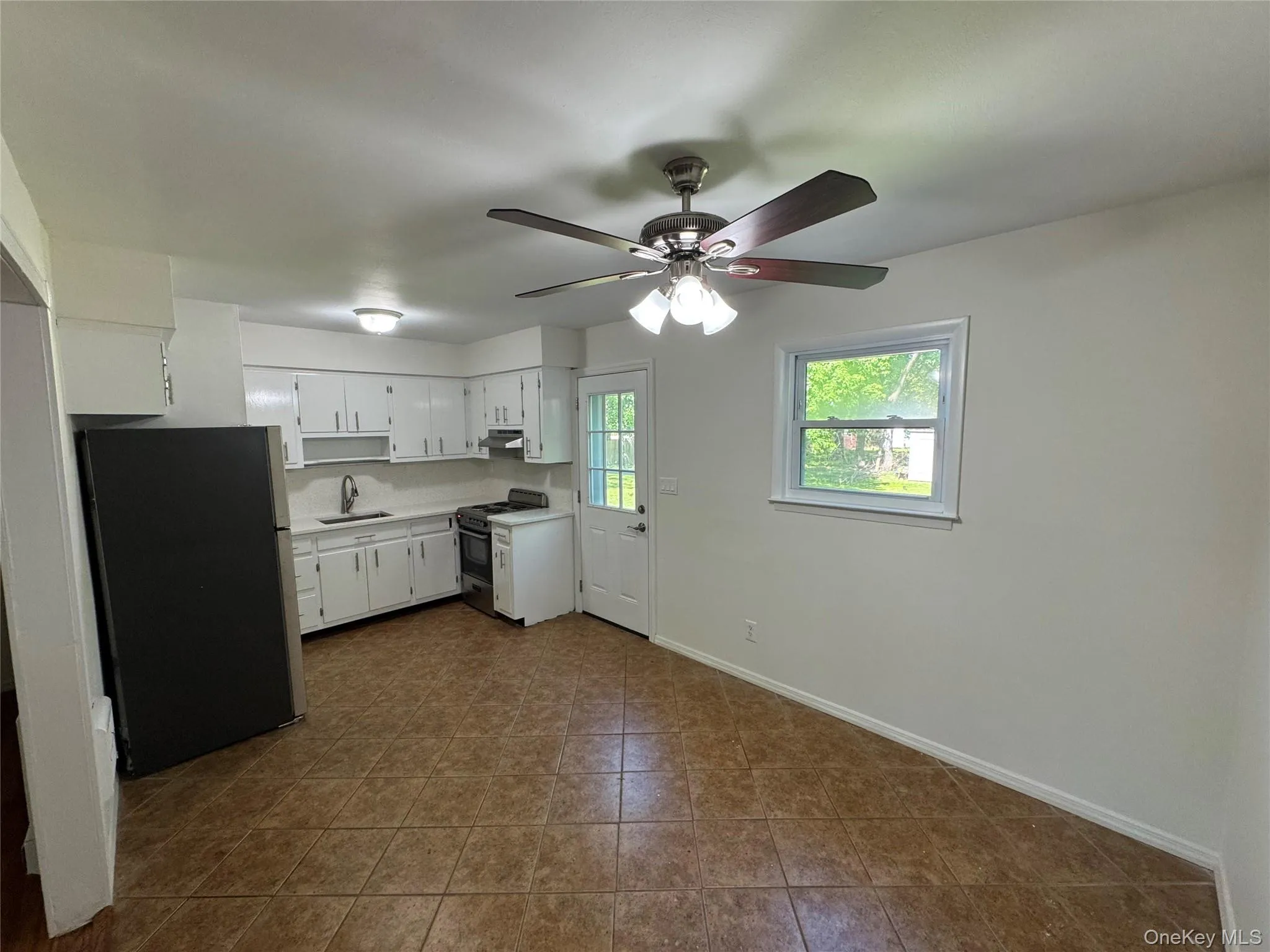 The countertops are made of quartz and the dining area is ready for an island or a dining table and chairs The countertops are made of quartz and the dining area is ready for an island or a dining table and chairs