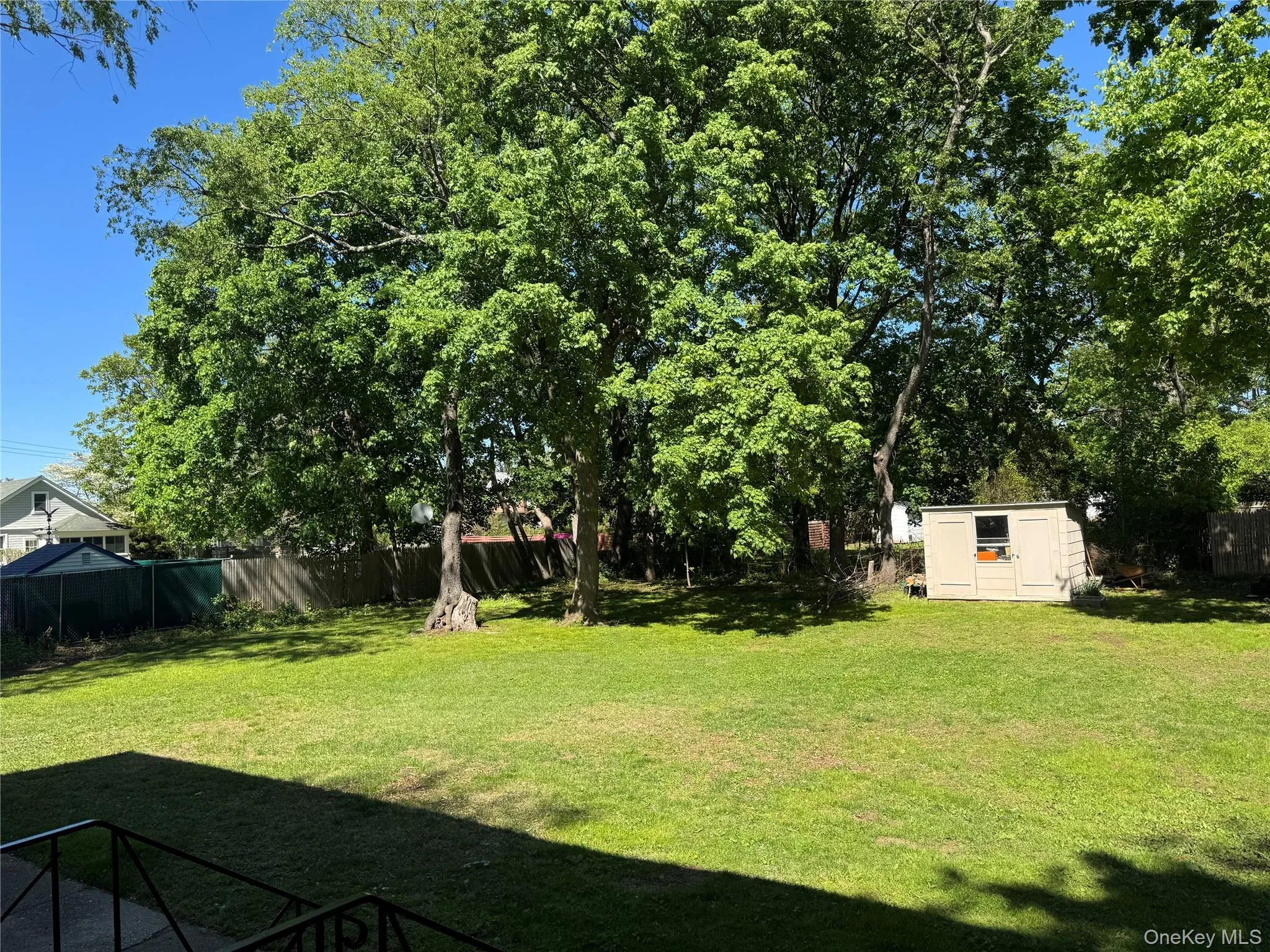 The backyard offers the beauty of a private park . The backyard offers the beauty of a private park .