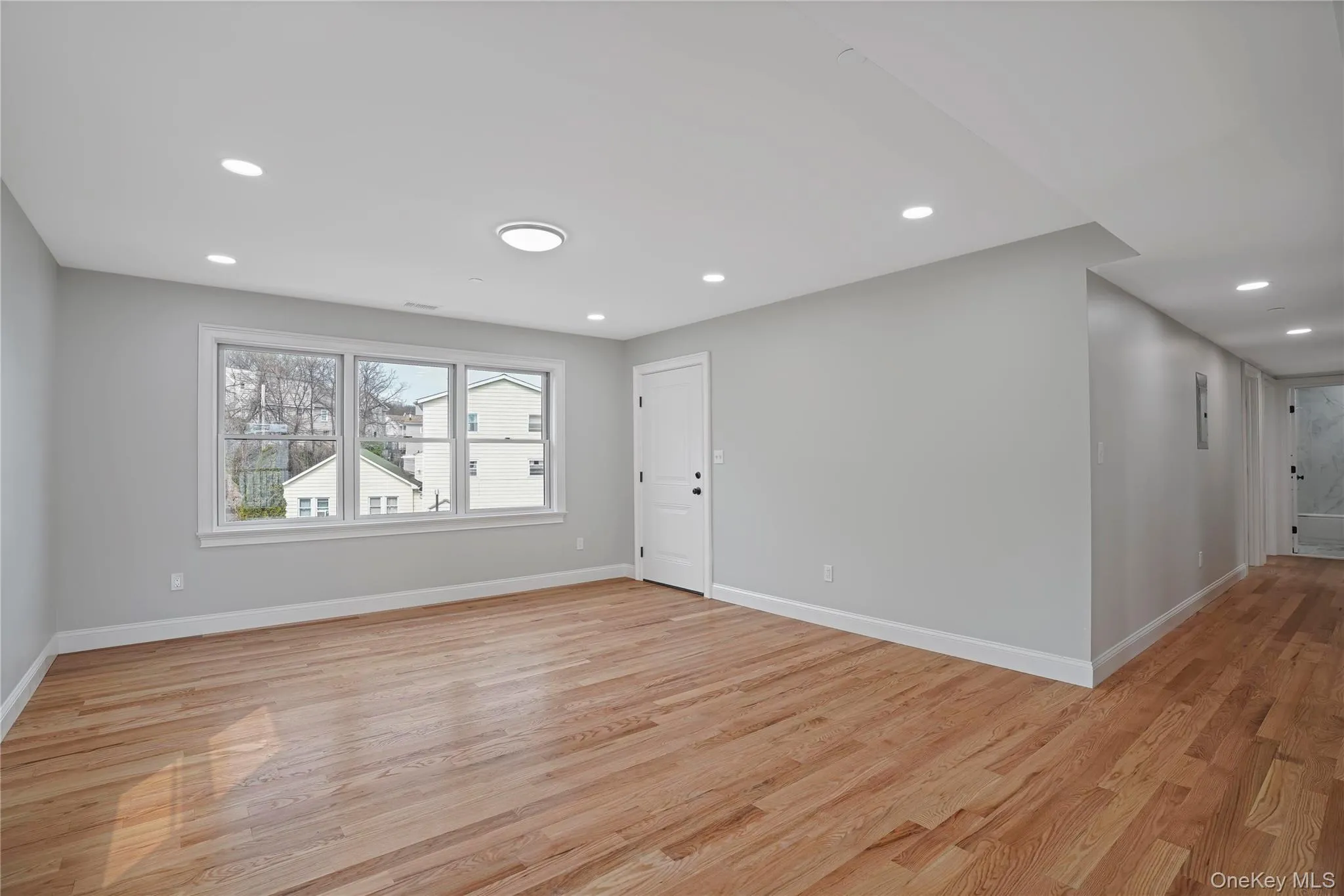 Sun drenched dining area. Sun drenched dining area.