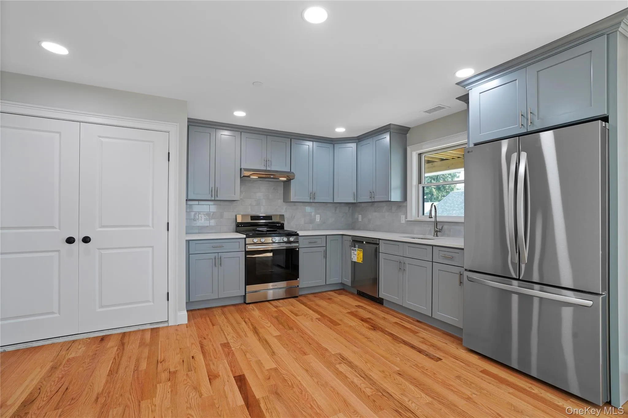 Laundry closet off of kitchen. Laundry closet off of kitchen.