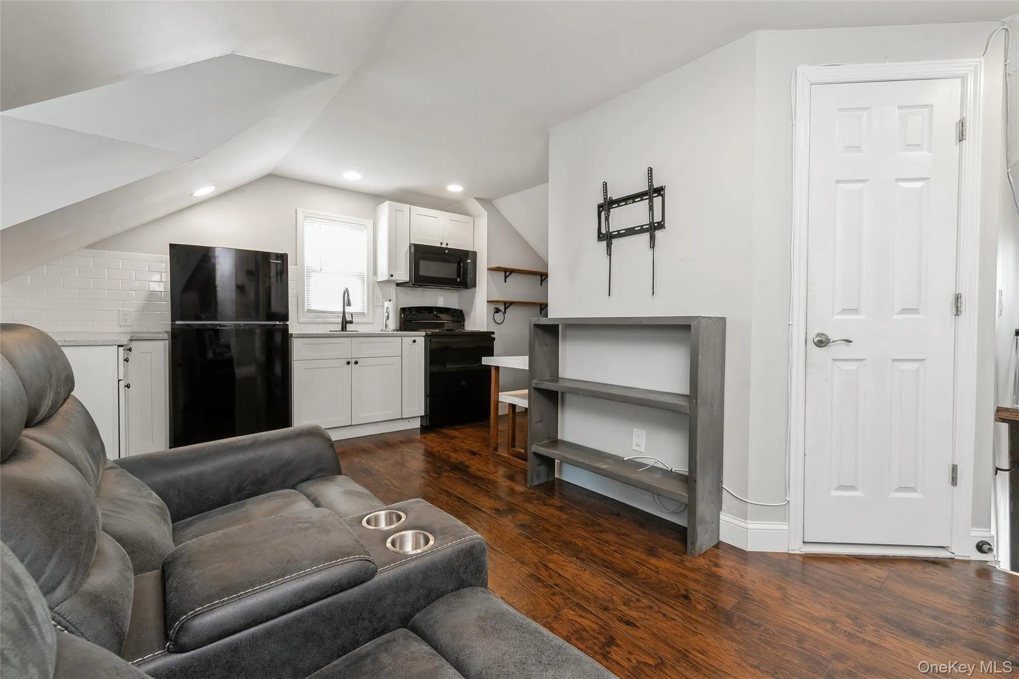 39 Bay Shore Avenue, Islip, NY, 1 Bedroom Bedrooms, 4 Rooms Rooms,1 BathroomBathrooms,Residential Lease,For Rent,Bay Shore,0,986796 39 Bay Shore Avenue, Islip, NY, 1 Bedroom Bedrooms, 4 Rooms Rooms,1 BathroomBathrooms,Residential Lease,For Rent,Bay Shore,0,986796