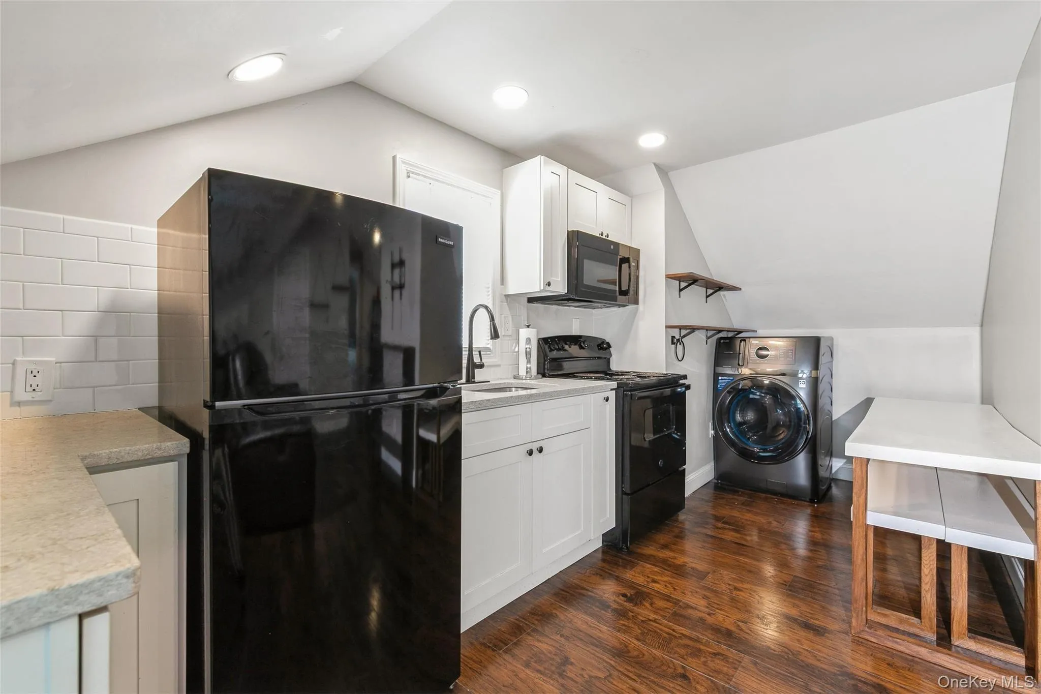 39 Bay Shore Avenue, Islip, NY, 1 Bedroom Bedrooms, 4 Rooms Rooms,1 BathroomBathrooms,Residential Lease,For Rent,Bay Shore,0,986796 39 Bay Shore Avenue, Islip, NY, 1 Bedroom Bedrooms, 4 Rooms Rooms,1 BathroomBathrooms,Residential Lease,For Rent,Bay Shore,0,986796