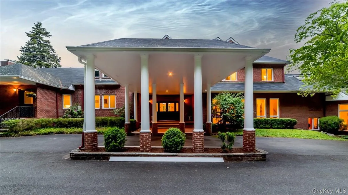 Porte cochere with main entry Porte cochere with main entry