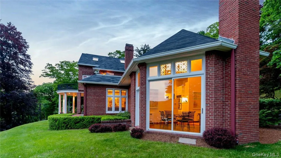 Ample windows and splendid natural light throughout Ample windows and splendid natural light throughout