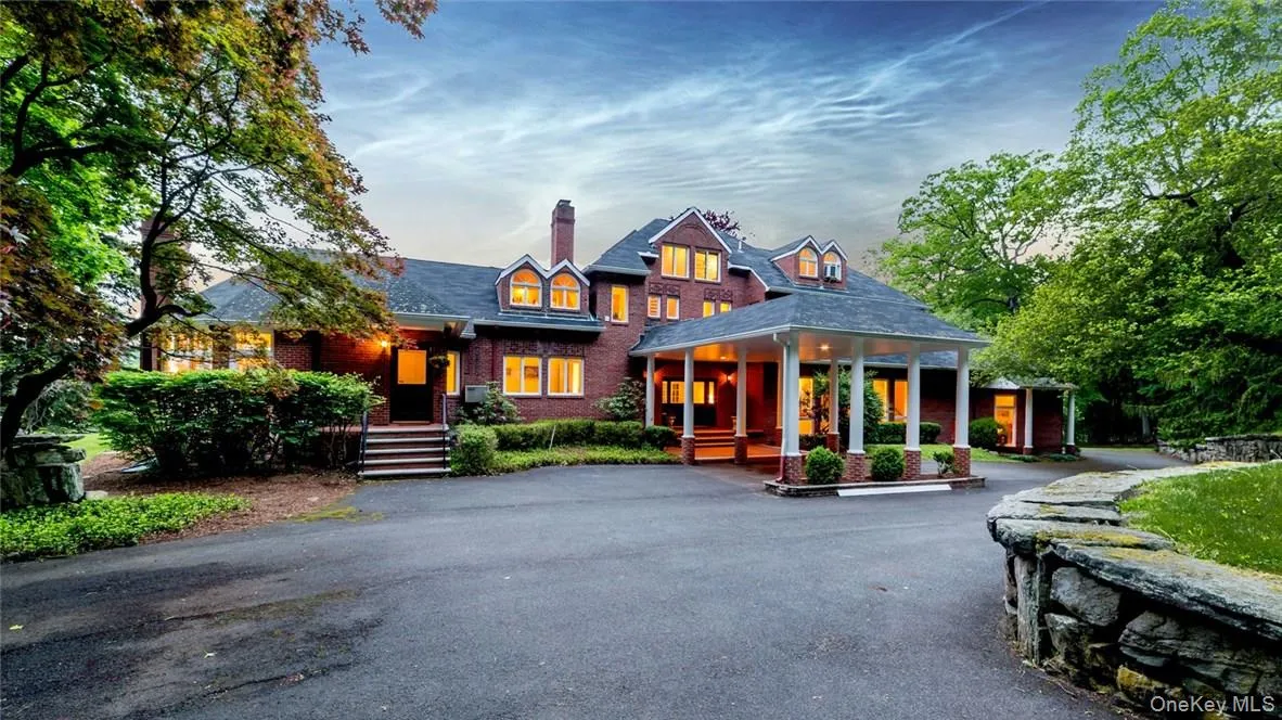 Private winding driveway with ample guest parking Private winding driveway with ample guest parking