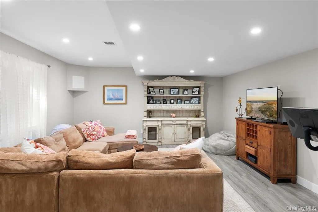 48 Jessup Avenue, Southampton, NY, 3 Bedrooms Bedrooms, 8 Rooms Rooms,3 BathroomsBathrooms,Residential Lease,For Rent,Jessup,0,986861 48 Jessup Avenue, Southampton, NY, 3 Bedrooms Bedrooms, 8 Rooms Rooms,3 BathroomsBathrooms,Residential Lease,For Rent,Jessup,0,986861