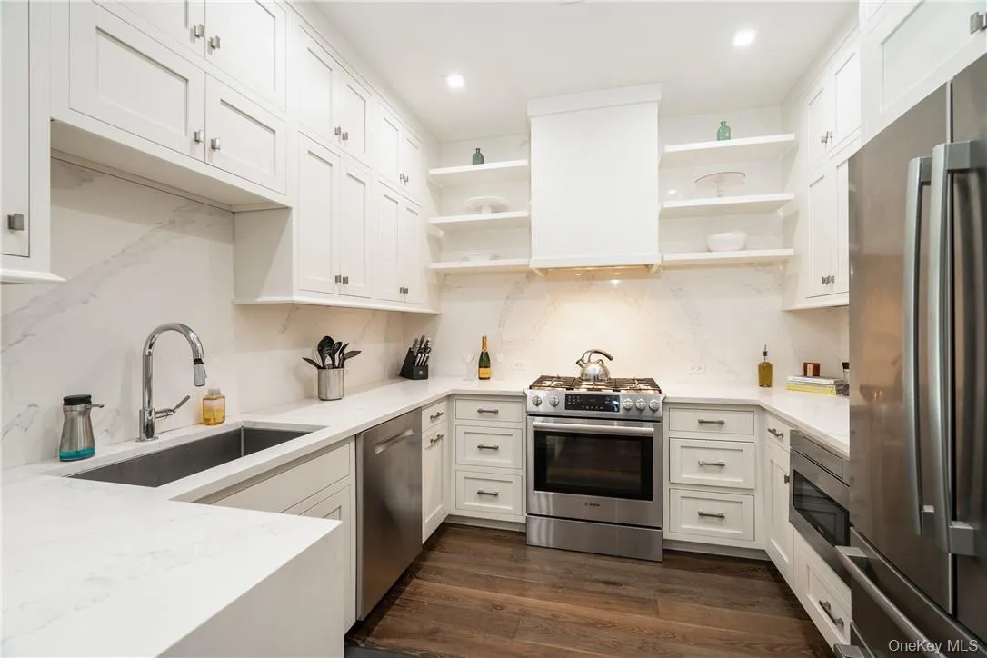 Plenty of space in this sleek kitchen Plenty of space in this sleek kitchen
