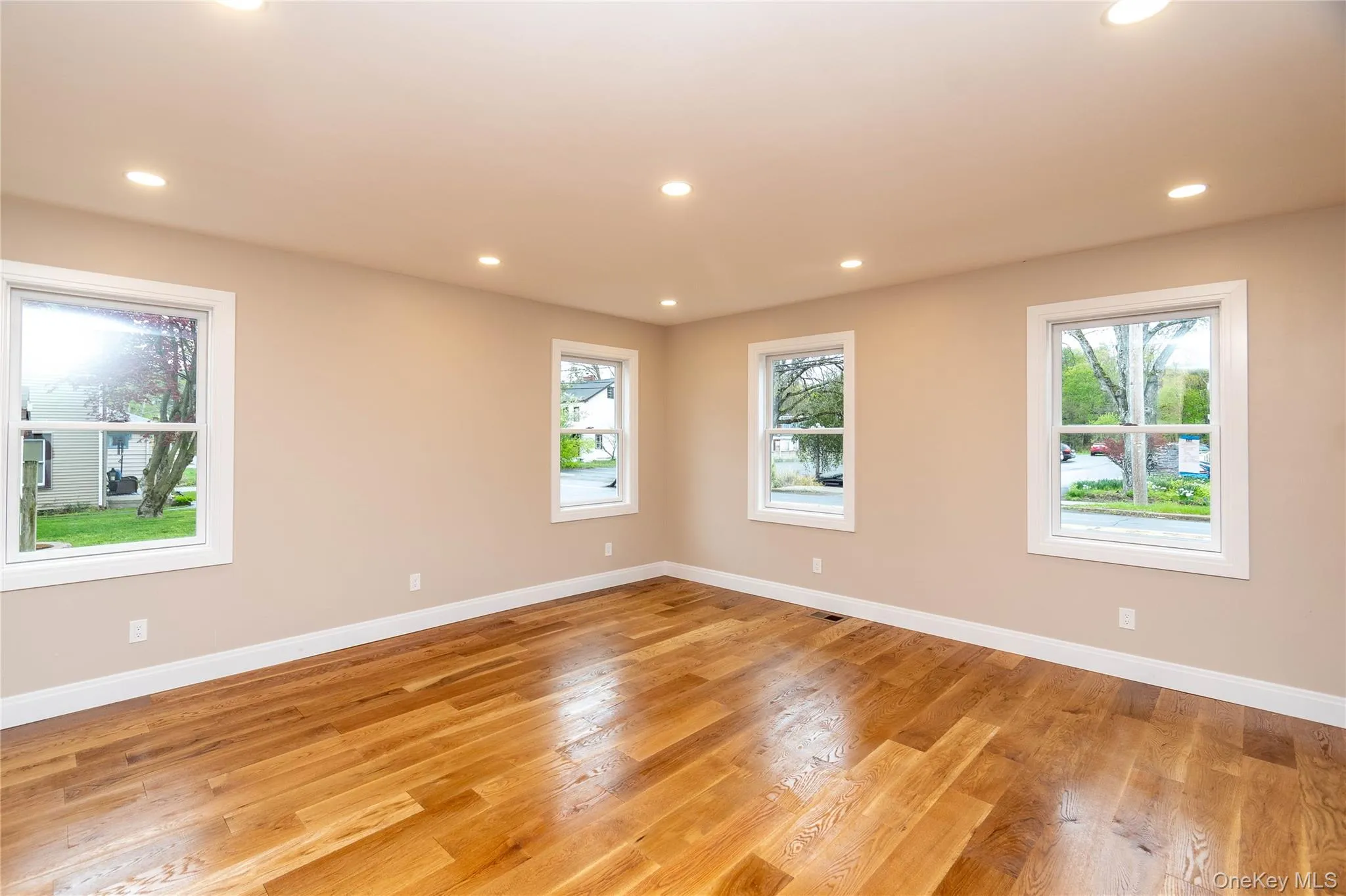 Bonus Room for Office/Business with Separate Outside Entrance w/bathroom access Bonus Room for Office/Business with Separate Outside Entrance w/bathroom access
