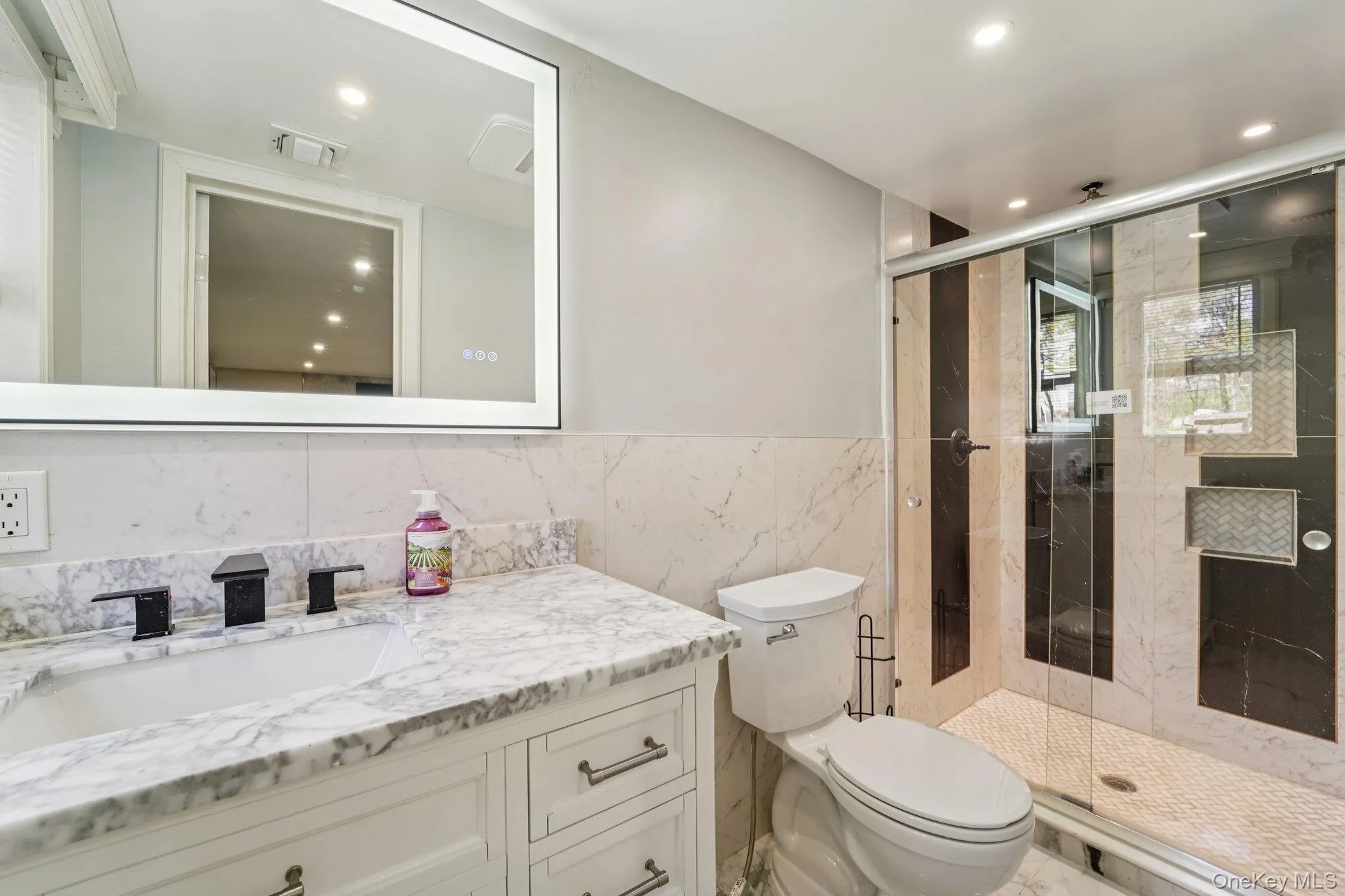 Bathroom 4: with a vanity featuring a marble countertop and a rectangular sink with black fixtures Bathroom 4: with a vanity featuring a marble countertop and a rectangular sink with black fixtures