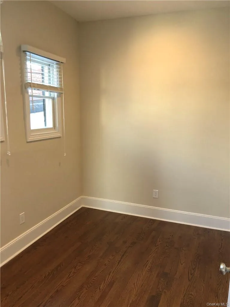 Bedroom with 3 windows Bedroom with 3 windows