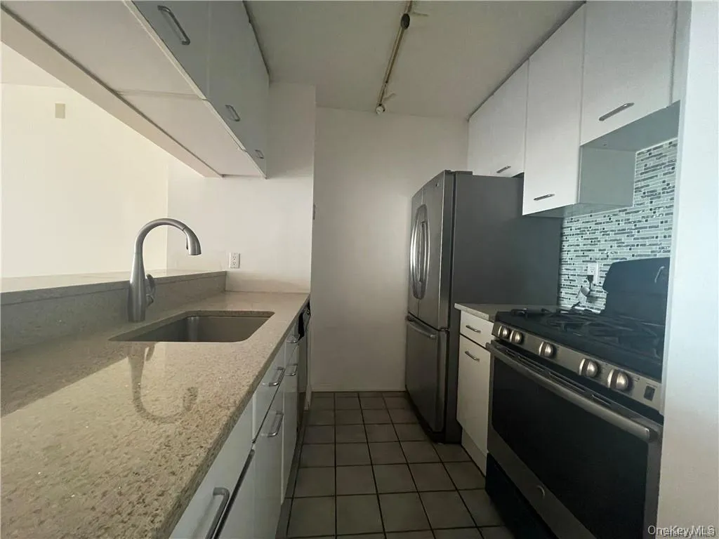 4 Martine Avenue, White Plains, NY, 1 Bedroom Bedrooms, 2 Rooms Rooms,1 BathroomBathrooms,Residential Lease,For Rent,Martine,0,987128 4 Martine Avenue, White Plains, NY, 1 Bedroom Bedrooms, 2 Rooms Rooms,1 BathroomBathrooms,Residential Lease,For Rent,Martine,0,987128