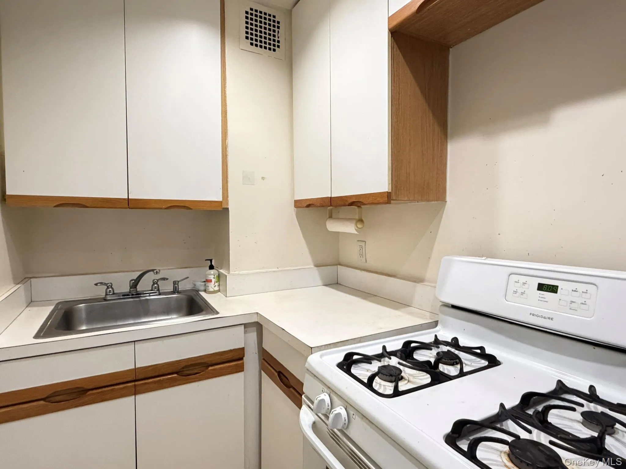 185 Middle Neck Road, North Hempstead, NY, 1 Bedroom Bedrooms, 5 Rooms Rooms,1 BathroomBathrooms,Residential,For Rent,Middle Neck,0,987181 185 Middle Neck Road, North Hempstead, NY, 1 Bedroom Bedrooms, 5 Rooms Rooms,1 BathroomBathrooms,Residential,For Rent,Middle Neck,0,987181