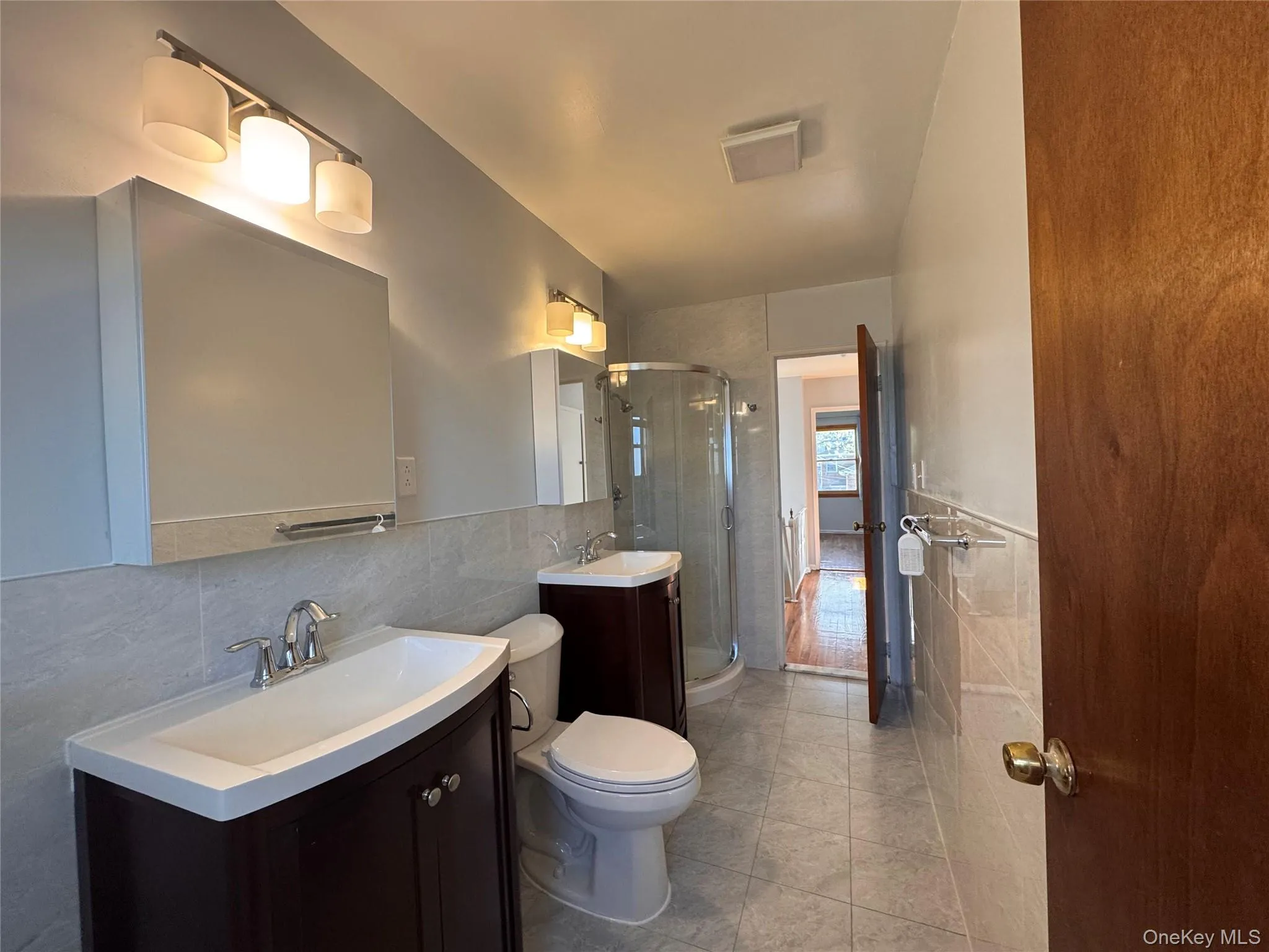 A duo Bath areas with double door, a bathtub and a stand Shower. A gem! A duo Bath areas with double door, a bathtub and a stand Shower. A gem!