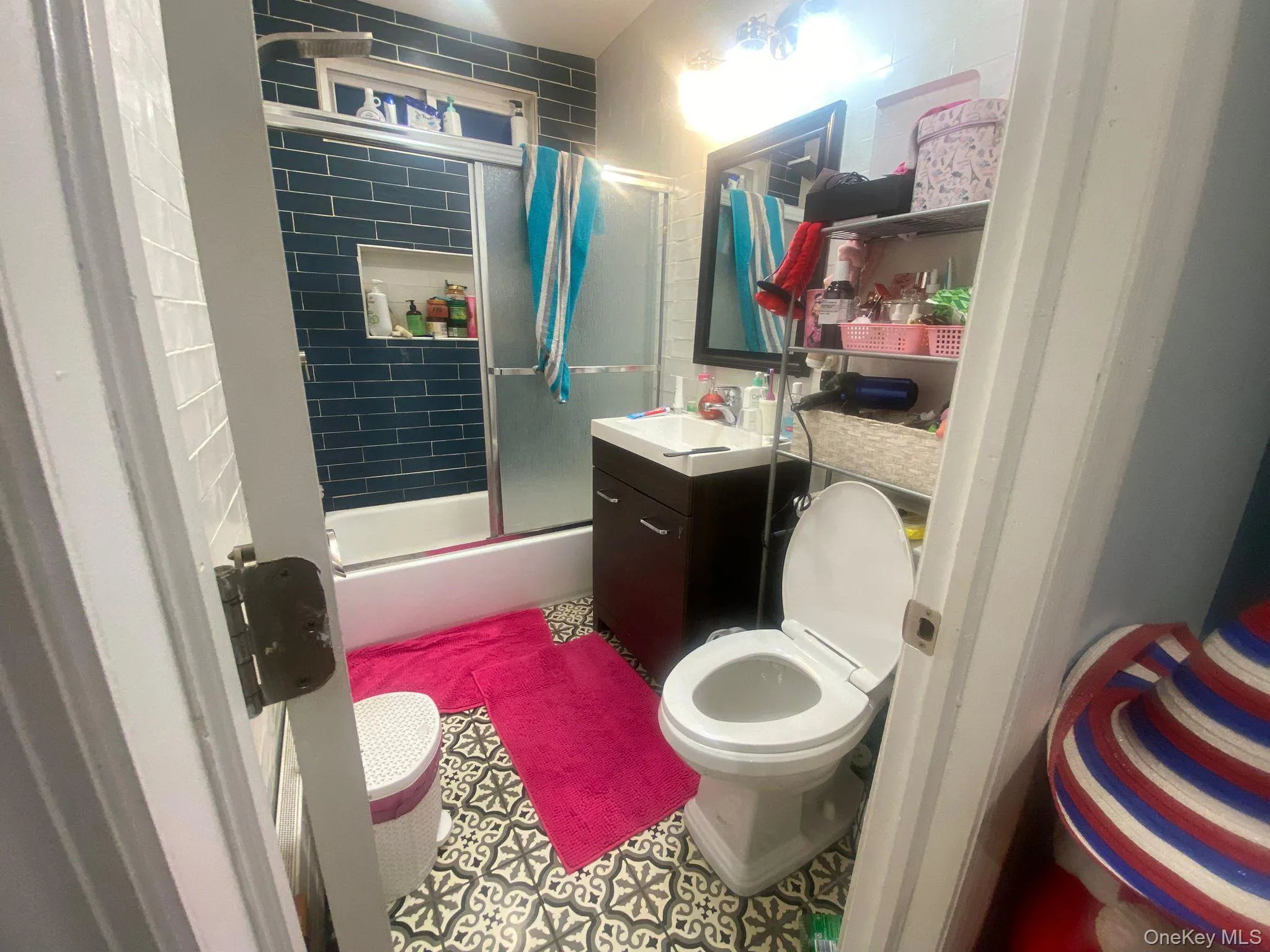 Full bath on 2nd floor. Full bath on 2nd floor.