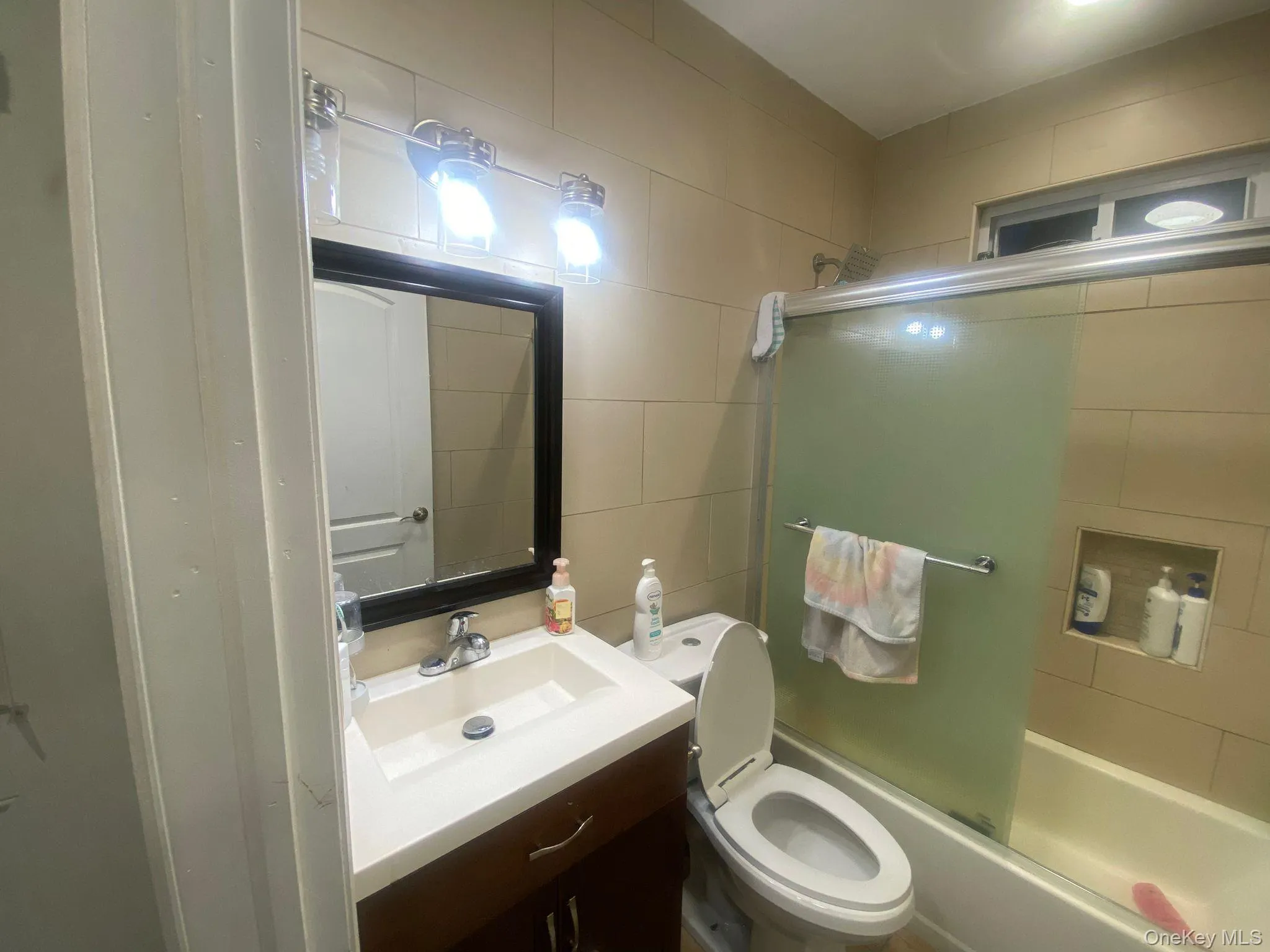 Full bath on 1st floor. Full bath on 1st floor.