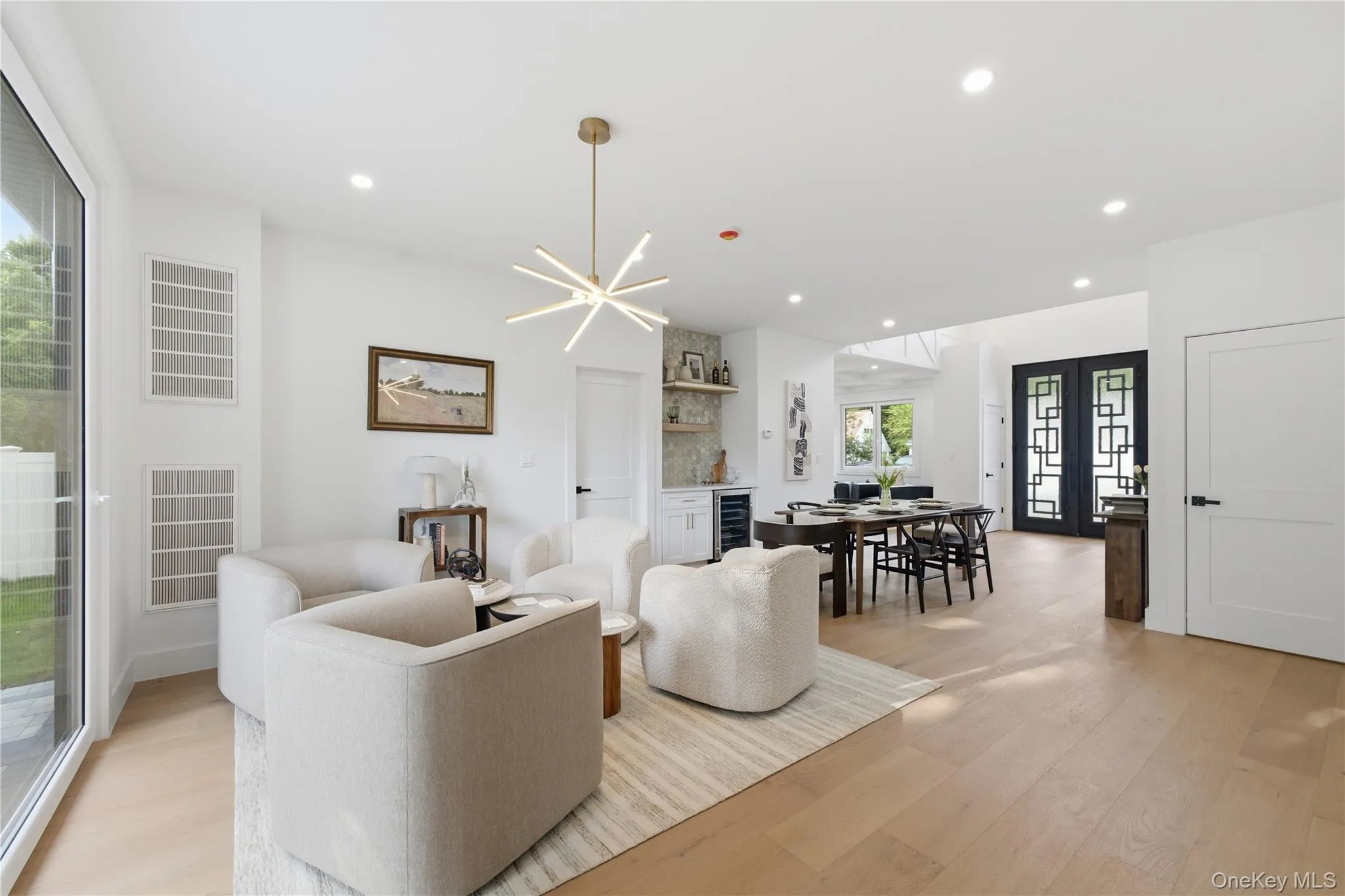 Formal living room area interchangeable with dining area! Formal living room area interchangeable with dining area!