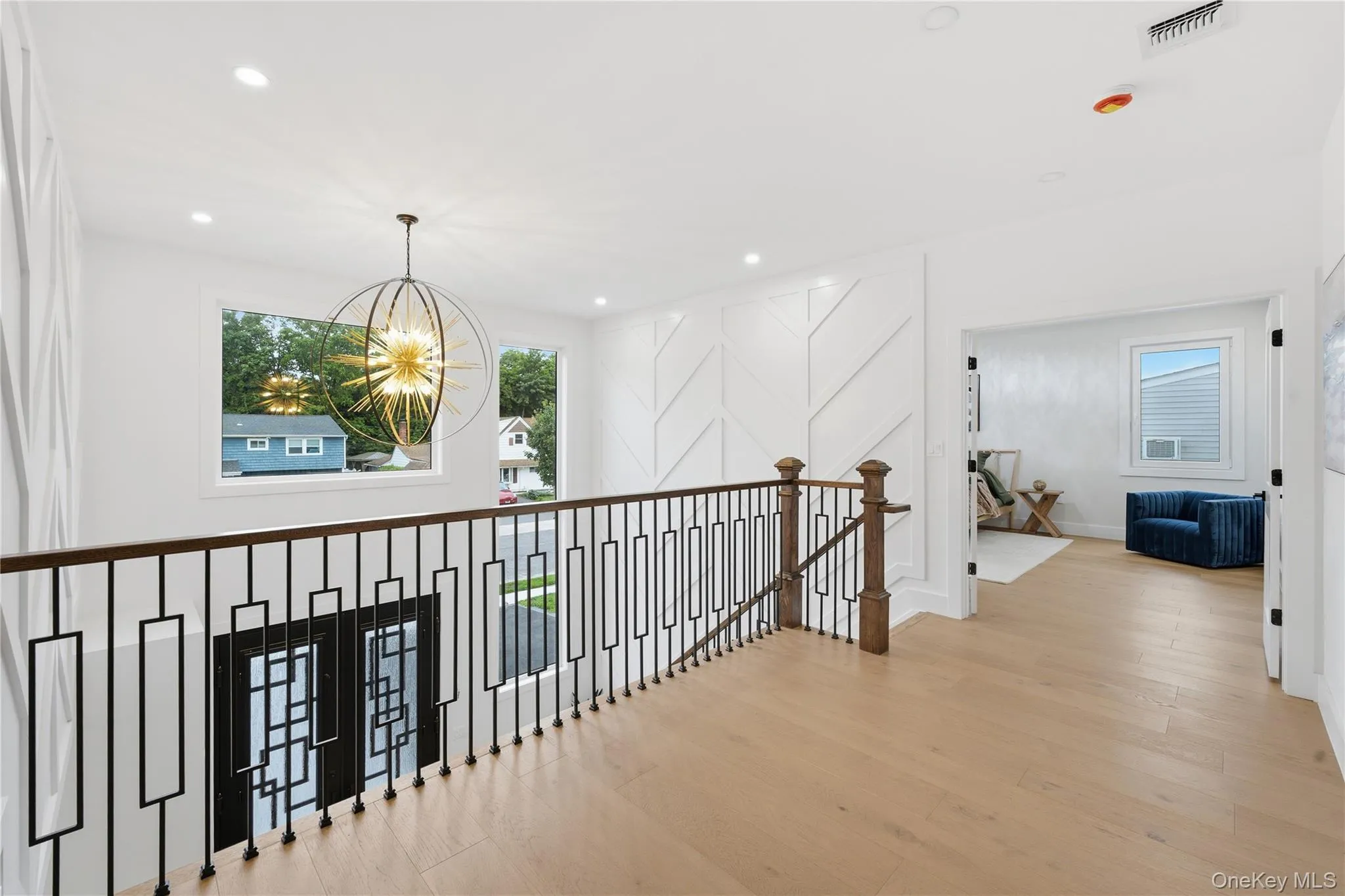 Spacious, light and bright 2nd floor hallway! Spacious, light and bright 2nd floor hallway!